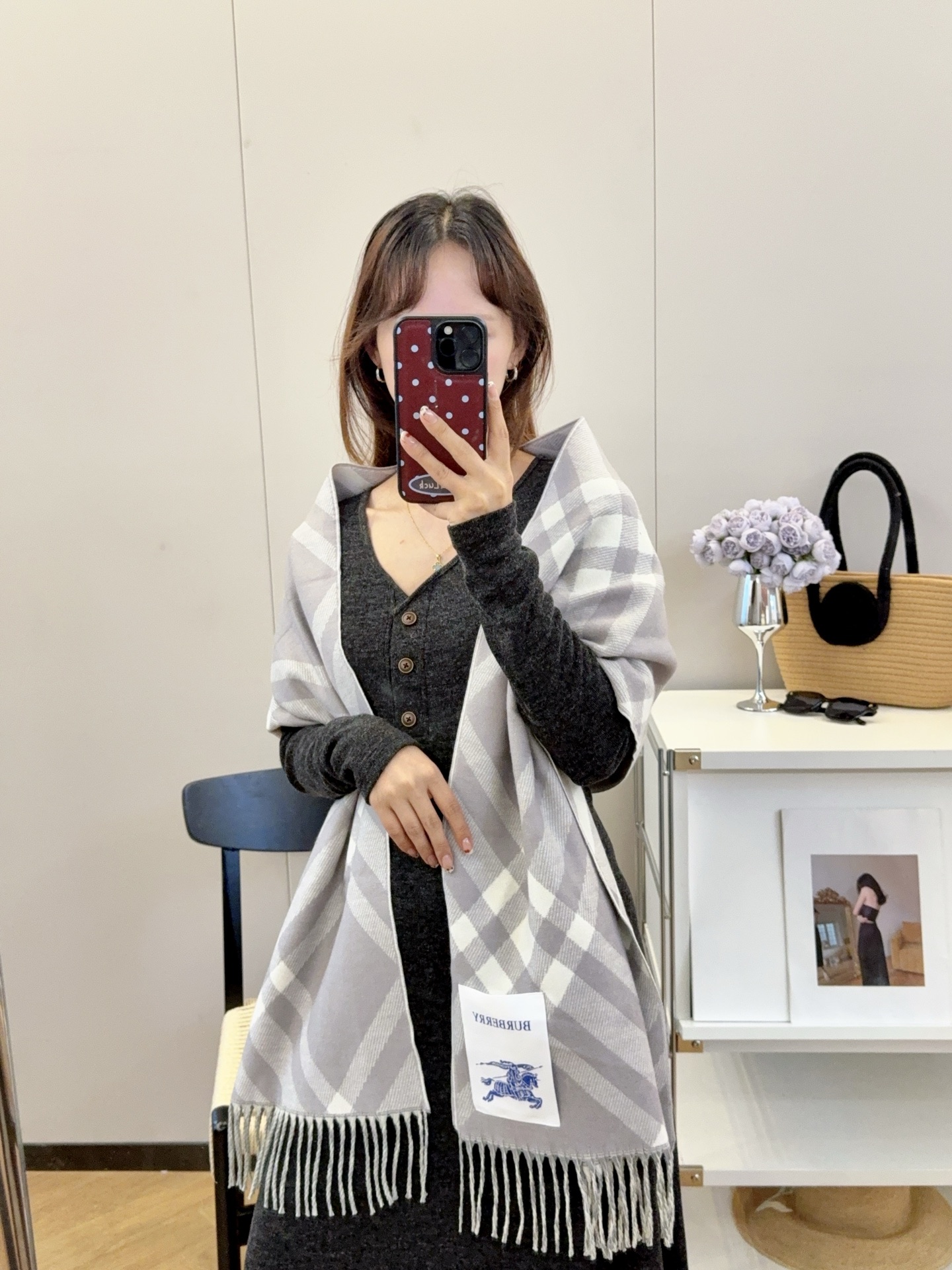 NO:552613,The most popular scarf counter this year is also a good thing that is hard to buy even if you have money. It is a real good thing. The real material is exactly the same. It is said that many counters are currently out of stock of such a scarf, which consumes very raw materials. It is really versatile. UpUp has a genuine one for the upper body and compared it with ours. It is exactly the same. This kind of specification is becoming increasingly rare and cherished. The aura of the upper body effect is very powerful!  Purely hand-combed. Absolutely heavyweight!  Different from the structure of the hope scarf, the effect of this scarf is very special. It feels soft and has texture, the yarn is detailed and distinct, and the pattern is very stylish. If you take a photo with a mobile phone, it will amaze the audience. The high-density and meticulous workmanship of big-name things is really very sophisticated and ingenious. Specifications: *180cm ordinary scarf, ordinary scarf19860909今年最火的围巾专柜也是有钱也很难买到的好玩意儿正儿八经的好东西,真材实料一模一样,这样的一条非常耗原料据说目前很多专柜断货~~真的相当的百搭,上身气质UpUp有正品的拉出来再对比下我们的,简直一模一样,这种规格越来越少且珍惜.上身效果气场非常强大！纯手工精梳处理.绝对是重磅！不同于希望的围巾组织构造,这款围巾的效果很特别,手感柔软成色有质感,纱线细致分明,版型更是非常有型,用手机拍出来都能惊艳全场高密度精工细作大牌的东西真的非常考究,匠心之作.规格:*180cm普通围巾,普通围巾,scarf