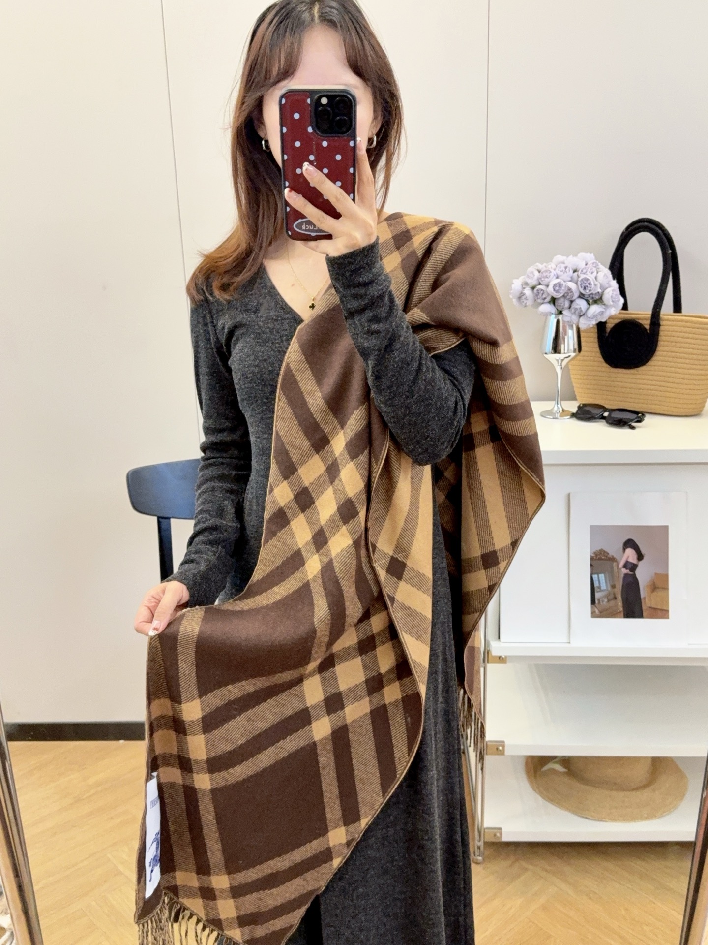 NO:336365,The most popular scarf counter this year is also a good thing that is hard to buy with money and is very good. The real materials are exactly the same. This kind of raw material is said to be out of stock at present. It is really versatile. The upper body temperament UpUp has genuine products and then compare ours. It is exactly the same. This specification is less and less and cherish it. The upper body effect is very powerful!  Pure hand-combed treatment. It is definitely a big deal!  Unlike the hoped scarf structure, this scarf has a special effect, soft feel and texture, delicate yarn, and a very stylish style. It can be photographed with a mobile phone to amazed the audience with high density and exquisite work. The products of big brands are really exquisite and exquisite, and are craftsmanship. Specifications: *180cm ordinary scarf, ordinary scarf19860909今年最火的围巾专柜也是有钱也很难买到的好玩意儿正儿八经的好东西,真材实料一模一样,这样的一条非常耗原料据说目前很多专柜断货~~真的相当的百搭,上身气质UpUp有正品的拉出来再对比下我们的,简直一模一样,这种规格越来越少且珍惜.上身效果气场非常强大！纯手工精梳处理.绝对是重磅！不同于希望的围巾组织构造,这款围巾的效果很特别,手感柔软成色有质感,纱线细致分明,版型更是非常有型,用手机拍出来都能惊艳全场高密度精工细作大牌的东西真的非常考究,匠心之作.规格:*180cm普通围巾,普通围巾,scarf