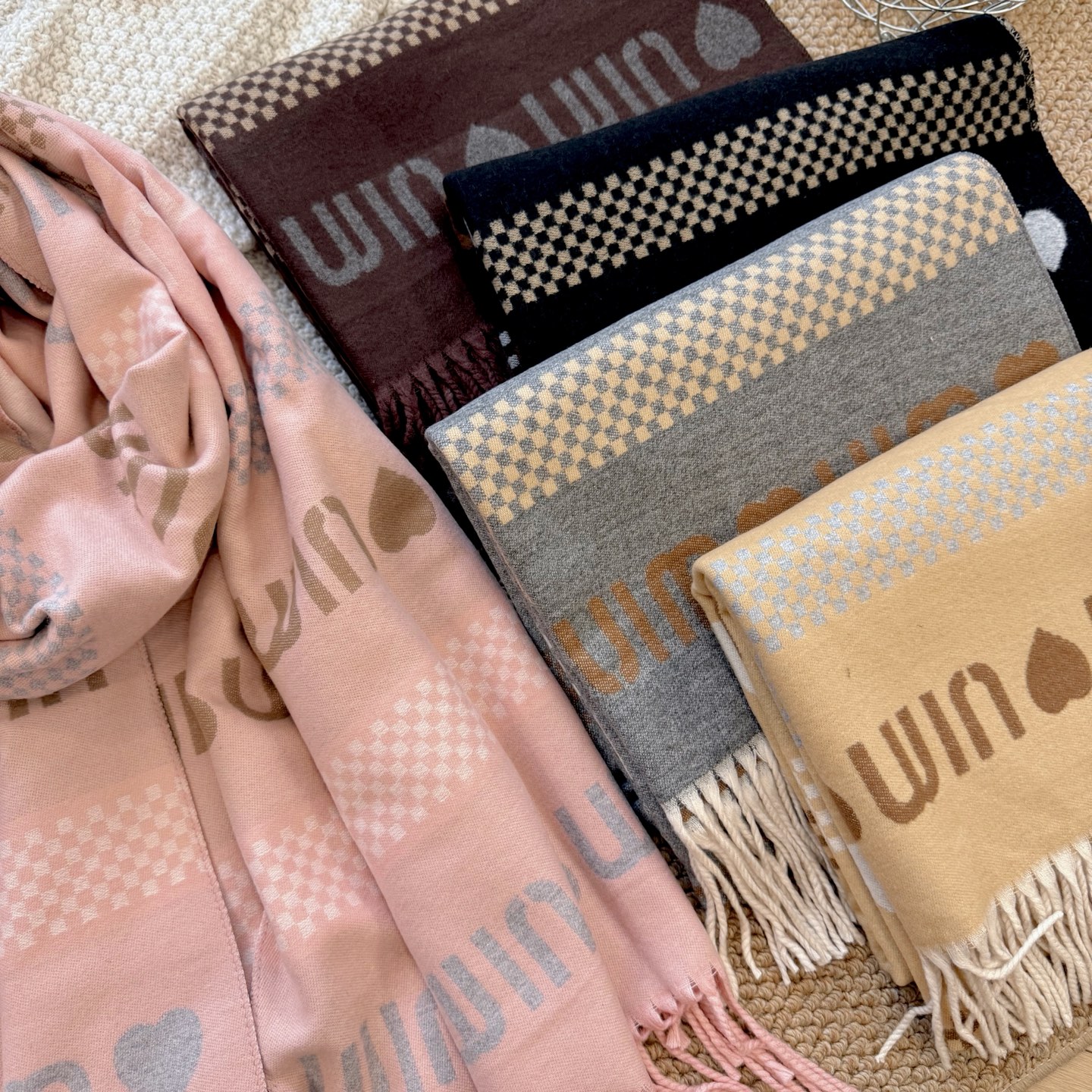 NO:336128,Apply for new ones!  2025 autumn and winter same style for men and women, synchronous counter, high-end cashmere knitted scarf!  It can be formal, free, very Classical. This weaving method is relatively difficult, and it costs yarn, and the process is very difficult!  !  !  Such a scarf is definitely an unsatisfactory item!  Any circumference will look good, the style is really amazing!  !  It's so practical and versatile, but there's no unnecessary design, and it looks good no matter how you surround it!  It has a drape, warm and very slimming!  It is very suitable for pairing with formal wear or casual wear. It is perfect for folding or winding around, with a warm demeanor. Size 65*180cm, core yarn, ordinary scarf19860909批上新！2025秋冬男女同款,同步专柜,高端羊绒针织围巾！ 可正式,可随意,非常Classical的设计.这款织法比较难,又很费纱线,工艺难度非常大！！！这样的围巾,绝对是一条审美不过时的单品！随便围都会好看,版型真是一绝！！太实用百搭了,其实没有多余的设计,怎么围都好看！有垂坠感,温暖且非常显瘦！搭配正装或者搭配休闲装都很合适~对折挂围或者绕圈围都完全可以,有温度的风度 尺寸65*180cm 材质包芯纱,普通围巾,scarf