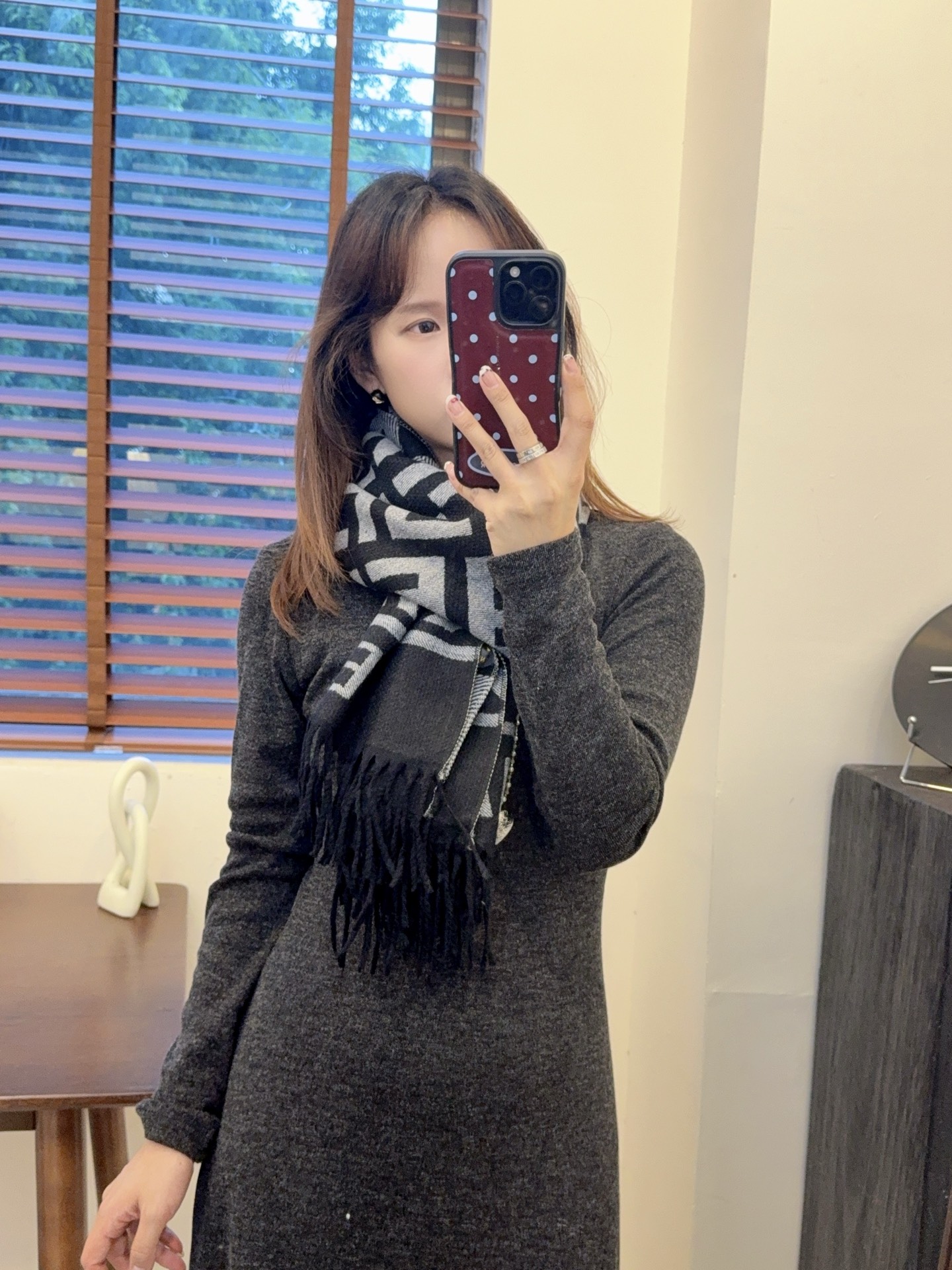 NO:336409,Apply for new ones!  2025 autumn and winter same style for men and women, synchronous counter, high-end cashmere knitted scarf!  It can be formal, free, very Classical. This weaving method is relatively difficult, and it costs yarn, and the process is very difficult!  !  !  Such a scarf is definitely an unsatisfactory item!  Any circumference will look good, the style is really amazing!  !  It's so practical and versatile, but there's no unnecessary design, and it looks good no matter how you surround it!  It has a drape, warm and very slimming!  It is very suitable to match formal wear or casual wear ~ folding or winding circumference is perfect, with a warm and gentle demeanor. Size 65*180cm, core-clad yarn ordinary scarf, ordinary scarf19860909批上新！2025秋冬男女同款,同步专柜,高端羊绒针织围巾！ 可正式,可随意,非常Classical的设计.这款织法比较难,又很费纱线,工艺难度非常大！！！这样的围巾,绝对是一条审美不过时的单品！随便围都会好看,版型真是一绝！！太实用百搭了,其实没有多余的设计,怎么围都好看！有垂坠感,温暖且非常显瘦！搭配正装或者搭配休闲装都很合适~对折挂围或者绕圈围都完全可以,有温度的风度 尺寸65*180cm 材质包芯纱普通围巾,普通围巾,scarf