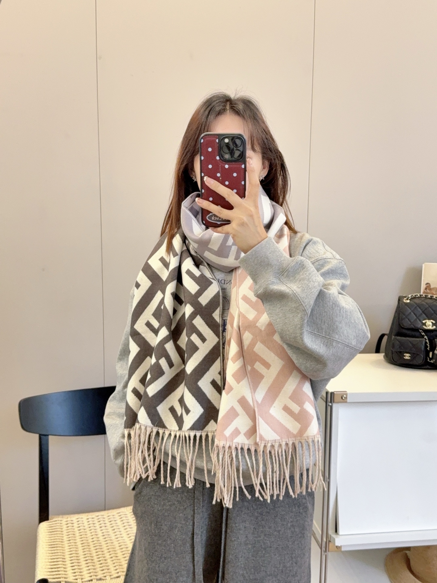 NO:663008,The most popular scarf counter this year is also a good thing that is hard to buy even if you have money. It is a real good thing. The real material is exactly the same. It is said that many counters are currently out of stock of such a scarf, which consumes very raw materials. It is really versatile. UpUp has a genuine one for the upper body and compared it with ours. It is exactly the same. This kind of specification is becoming increasingly rare and cherished. The aura of the upper body effect is very powerful!  Purely hand-combed. Absolutely heavyweight!  Different from the structure of the hope scarf, the effect of this scarf is very special. It feels soft and has texture, the yarn is detailed and distinct, and the pattern is very stylish. If you take a photo with a mobile phone, it will amaze the audience. The high-density and meticulous workmanship of big-name things is really very sophisticated and ingenious. Specifications: *180cm ordinary scarf, ordinary scarf19860909今年最火的围巾专柜也是有钱也很难买到的好玩意儿正儿八经的好东西,真材实料一模一样,这样的一条非常耗原料据说目前很多专柜断货~~真的相当的百搭,上身气质UpUp有正品的拉出来再对比下我们的,简直一模一样,这种规格越来越少且珍惜.上身效果气场非常强大！纯手工精梳处理.绝对是重磅！不同于希望的围巾组织构造,这款围巾的效果很特别,手感柔软成色有质感,纱线细致分明,版型更是非常有型,用手机拍出来都能惊艳全场高密度精工细作大牌的东西真的非常考究,匠心之作.规格:*180cm普通围巾,普通围巾,scarf