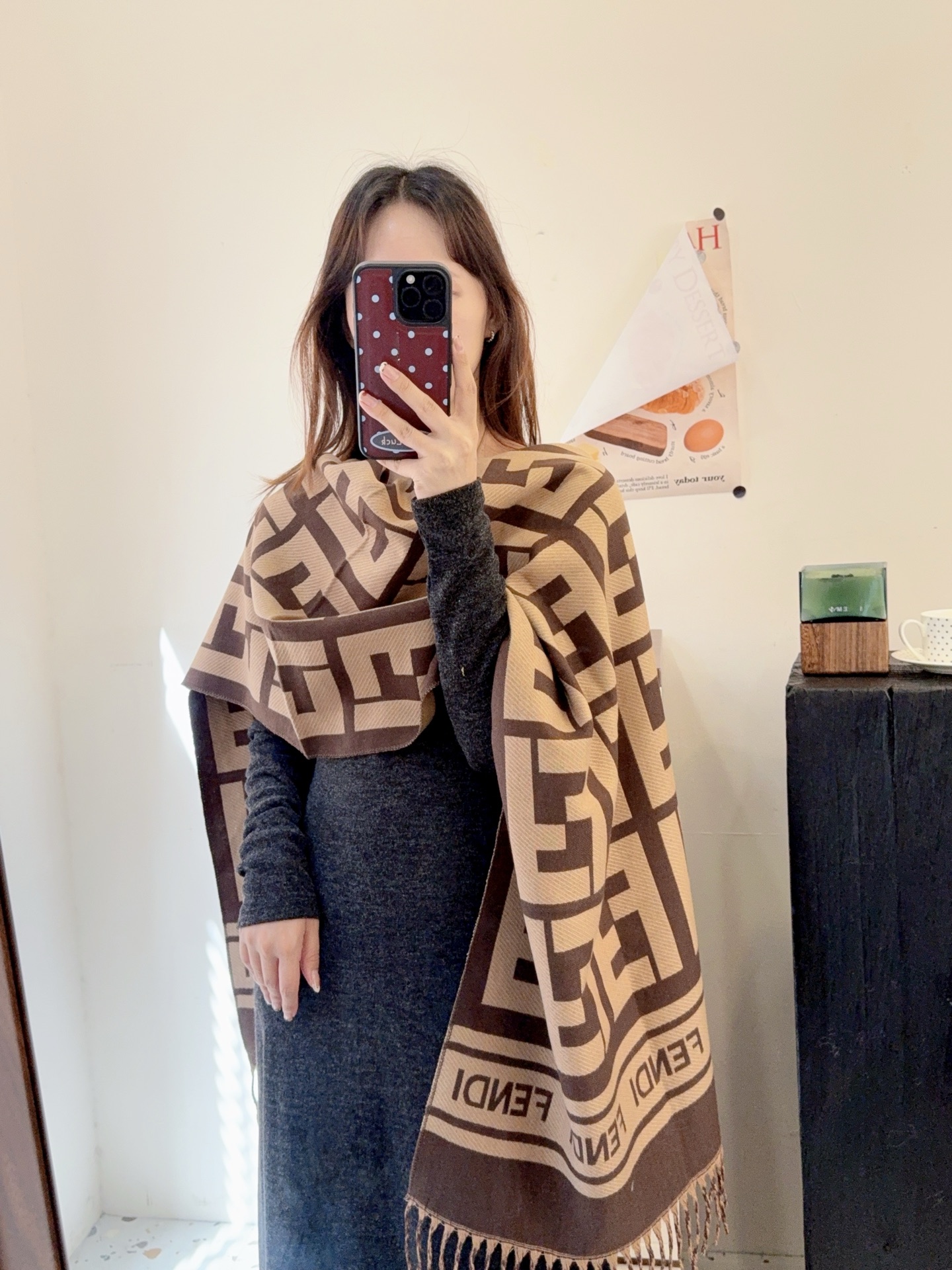 NO:336620,New!  2025 autumn and winter same style for men and women, synchronous counter, high-end cashmere knitted scarf!  It can be formal, free, very Classical. This weaving method is relatively difficult, and it costs yarn, and the process is very difficult!  !  !  Such a scarf is definitely an unsatisfactory item!  Any circumference will look good, the style is really amazing!  !  It's so practical and versatile, but there's no unnecessary design, and it looks good no matter how you surround it!  It has a drape, warm and very slimming!  It is very suitable to match formal wear or casual wear ~ folding or winding circumference is perfect, with a warm and gentle demeanor. Size 65*180cm, core-clad yarn ordinary scarf, ordinary scarf19860909上新！2025秋冬男女同款,同步专柜,高端羊绒针织围巾！ 可正式,可随意,非常Classical的设计.这款织法比较难,又很费纱线,工艺难度非常大！！！这样的围巾,绝对是一条审美不过时的单品！随便围都会好看,版型真是一绝！！太实用百搭了,其实没有多余的设计,怎么围都好看！有垂坠感,温暖且非常显瘦！搭配正装或者搭配休闲装都很合适~对折挂围或者绕圈围都完全可以,有温度的风度 尺寸65*180cm 材质包芯纱普通围巾,普通围巾,scarf