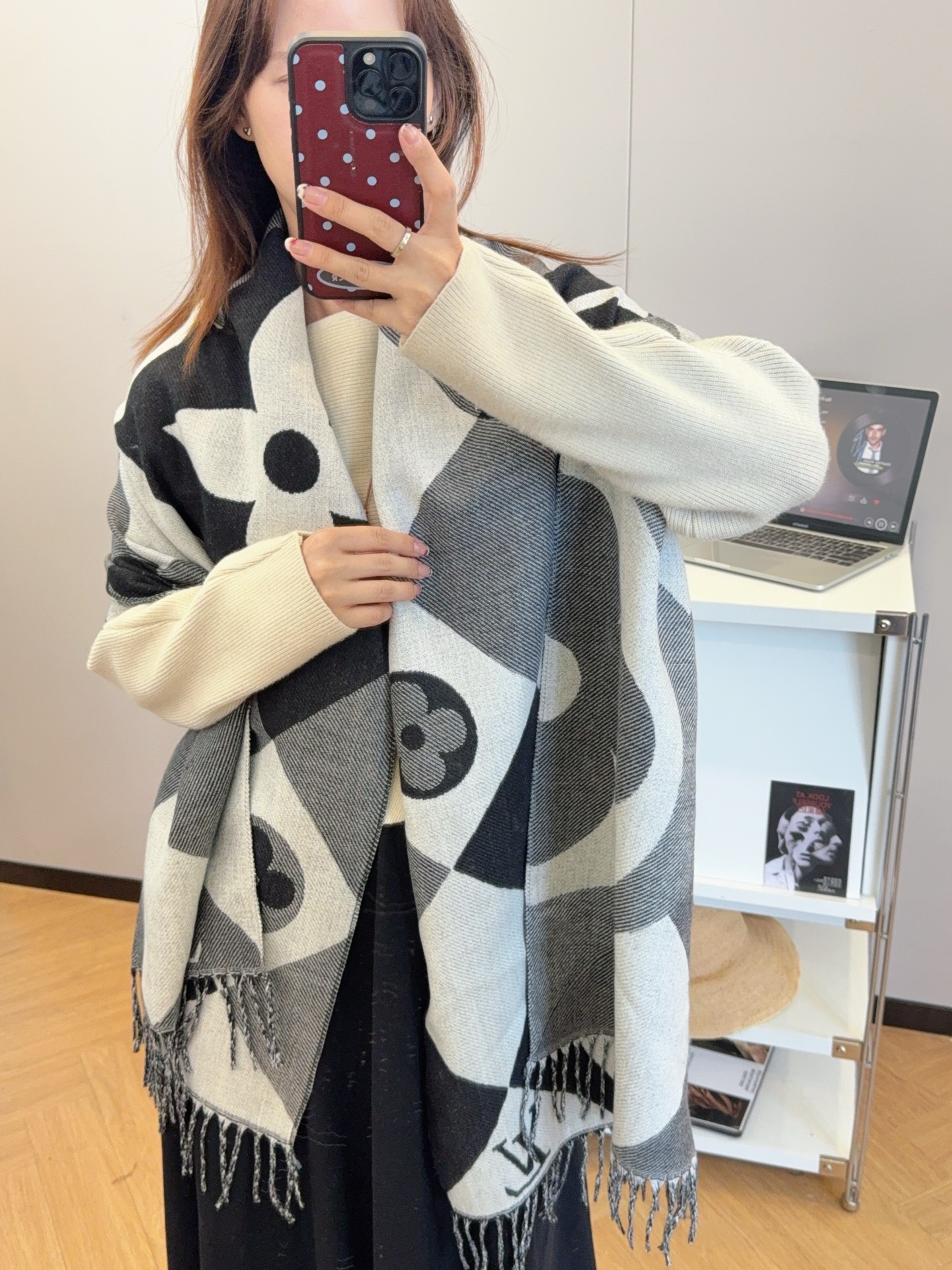 NO:714540,New!  2025 autumn and winter same style for men and women, synchronized counters, high-end cashmere knitted scarves!  It can be formal or casual, and it is a very Classic design. This weaving method is relatively difficult and requires a lot of yarn, so the craftsmanship is very difficult!  !  !  This kind of scarf is definitely a timeless aesthetic item!  It will look good in any size, the style is really unique!  !  It’s so practical and versatile, there’s actually no superfluous design, and it looks good no matter how you wear it!  It has a drapey feel, is warm and very slimming!  It is suitable for matching with formal wear or casual wear. It can be folded in half and hung or wrapped in a circle. It has a warm demeanor. Size 65*180cm. Material: core-spun yarn. Ordinary scarf. Ordinary scarf.19860909上新！2025秋冬男女同款,同步专柜,高端羊绒针织围巾！ 可正式,可随意,非常Classical的设计.这款织法比较难,又很费纱线,工艺难度非常大！！！这样的围巾,绝对是一条审美不过时的单品！随便围都会好看,版型真是一绝！！太实用百搭了,其实没有多余的设计,怎么围都好看！有垂坠感,温暖且非常显瘦！搭配正装或者搭配休闲装都很合适~对折挂围或者绕圈围都完全可以,有温度的风度 尺寸65*180cm 材质包芯纱普通围巾,普通围巾,scarf