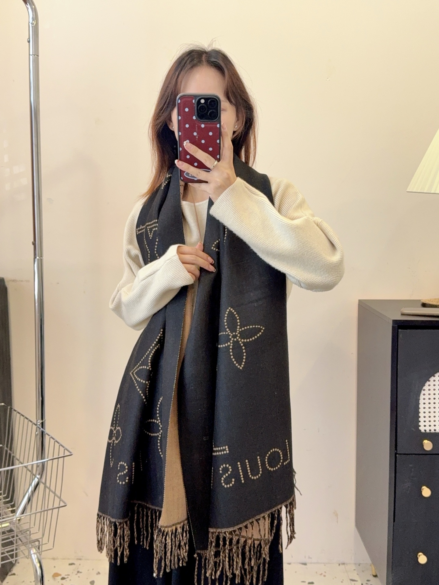 NO:714537,New!  2025 autumn and winter same style for men and women, synchronized counters, high-end cashmere knitted scarves!  It can be formal or casual, and it is a very Classic design. This weaving method is relatively difficult and requires a lot of yarn, so the craftsmanship is very difficult!  !  !  This kind of scarf is definitely a timeless aesthetic item!  It will look good in any size, the style is really unique!  !  It’s so practical and versatile, there’s actually no superfluous design, and it looks good no matter how you wear it!  It has a drapey feel, is warm and very slimming!  It is suitable for matching with formal wear or casual wear. It can be folded in half and hung or wrapped in a circle. It has a warm demeanor. Size 65*180cm. Material: core-spun yarn. Ordinary scarf. Ordinary scarf.19860909上新！2025秋冬男女同款,同步专柜,高端羊绒针织围巾！ 可正式,可随意,非常Classical的设计.这款织法比较难,又很费纱线,工艺难度非常大！！！这样的围巾,绝对是一条审美不过时的单品！随便围都会好看,版型真是一绝！！太实用百搭了,其实没有多余的设计,怎么围都好看！有垂坠感,温暖且非常显瘦！搭配正装或者搭配休闲装都很合适~对折挂围或者绕圈围都完全可以,有温度的风度 尺寸65*180cm 材质包芯纱普通围巾,普通围巾,scarf