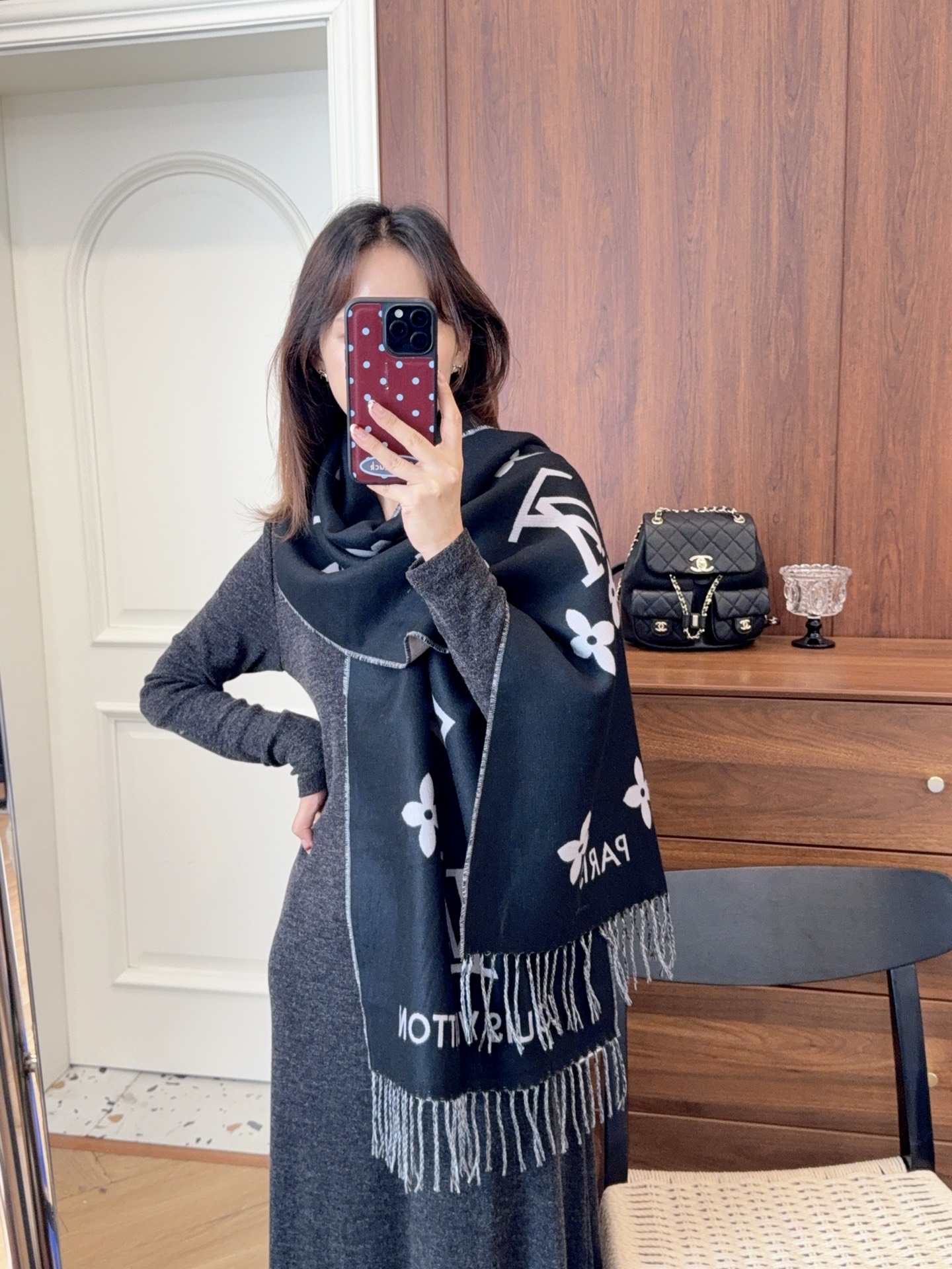 NO:510933,Batch (wool version) The most popular scarf counter this year is also a good thing that is difficult to buy with money and is very good. The real materials are exactly the same. This kind of raw material is said to be out of stock at present. It is really versatile. The upper body temperament UpUp has genuine products and then compare ours. It is exactly the same. This specification is less and less and cherish it. The upper body effect is very powerful!  Pure hand-combed treatment. It is definitely a big deal!  Unlike the hoped scarf structure, this scarf has a special effect, soft feel and texture, delicate yarn, and a very stylish style. It can be photographed with a mobile phone to amazed the audience with high density and exquisite work. The products of big brands are really exquisite and exquisite, and are craftsmanship. Specifications: *180cm ordinary scarf, ordinary scarf19860909批（羊毛版本） 今年最火的围巾专柜也是有钱也很难买到的好玩意儿正儿八经的好东西,真材实料一模一样,这样的一条非常耗原料据说目前很多专柜断货~~真的相当的百搭,上身气质UpUp有正品的拉出来再对比下我们的,简直一模一样,这种规格越来越少且珍惜.上身效果气场非常强大！纯手工精梳处理.绝对是重磅！不同于希望的围巾组织构造,这款围巾的效果很特别,手感柔软成色有质感,纱线细致分明,版型更是非常有型,用手机拍出来都能惊艳全场高密度精工细作大牌的东西真的非常考究,匠心之作.规格:*180cm普通围巾,普通围巾,scarf