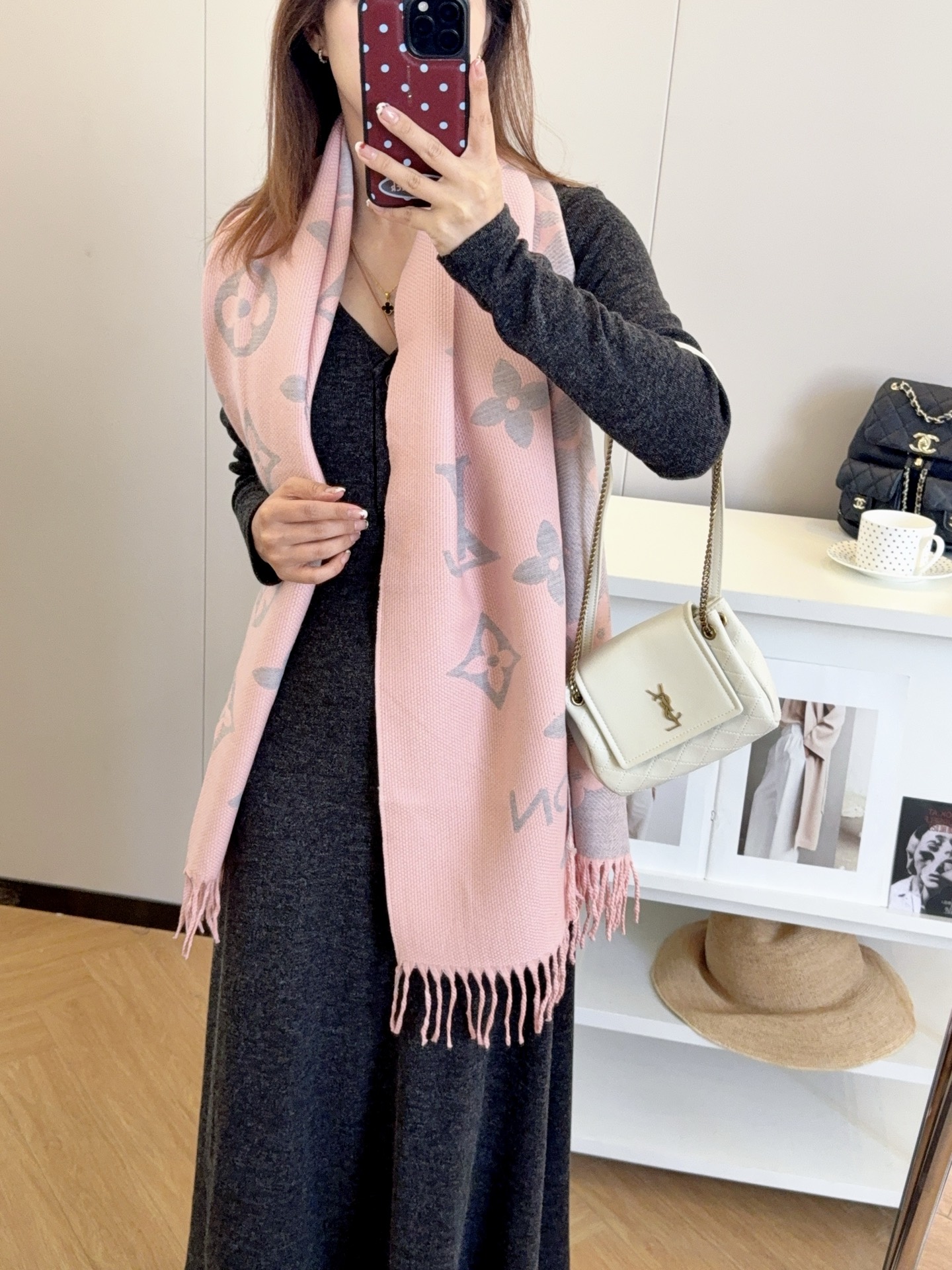 NO:678872,New!  2025 autumn and winter same style for men and women, synchronized counters, high-end cashmere knitted scarves!  It can be formal or casual, and it is a very Classic design. This weaving method is relatively difficult and requires a lot of yarn, so the craftsmanship is very difficult!  !  !  This kind of scarf is definitely a timeless aesthetic item!  It will look good in any size, the style is really unique!  !  It’s so practical and versatile, there’s actually no superfluous design, and it looks good no matter how you wear it!  It has a drapey feel, is warm and very slimming!  It is suitable for matching with formal wear or casual wear. It can be folded in half and hung or wrapped in a circle. It has a warm demeanor. Size 65*180cm. Material: core-spun yarn. Ordinary scarf. Ordinary scarf.19860909上新！2025秋冬男女同款,同步专柜,高端羊绒针织围巾！ 可正式,可随意,非常Classical的设计.这款织法比较难,又很费纱线,工艺难度非常大！！！这样的围巾,绝对是一条审美不过时的单品！随便围都会好看,版型真是一绝！！太实用百搭了,其实没有多余的设计,怎么围都好看！有垂坠感,温暖且非常显瘦！搭配正装或者搭配休闲装都很合适~对折挂围或者绕圈围都完全可以,有温度的风度 尺寸65*180cm 材质包芯纱普通围巾,普通围巾,scarf