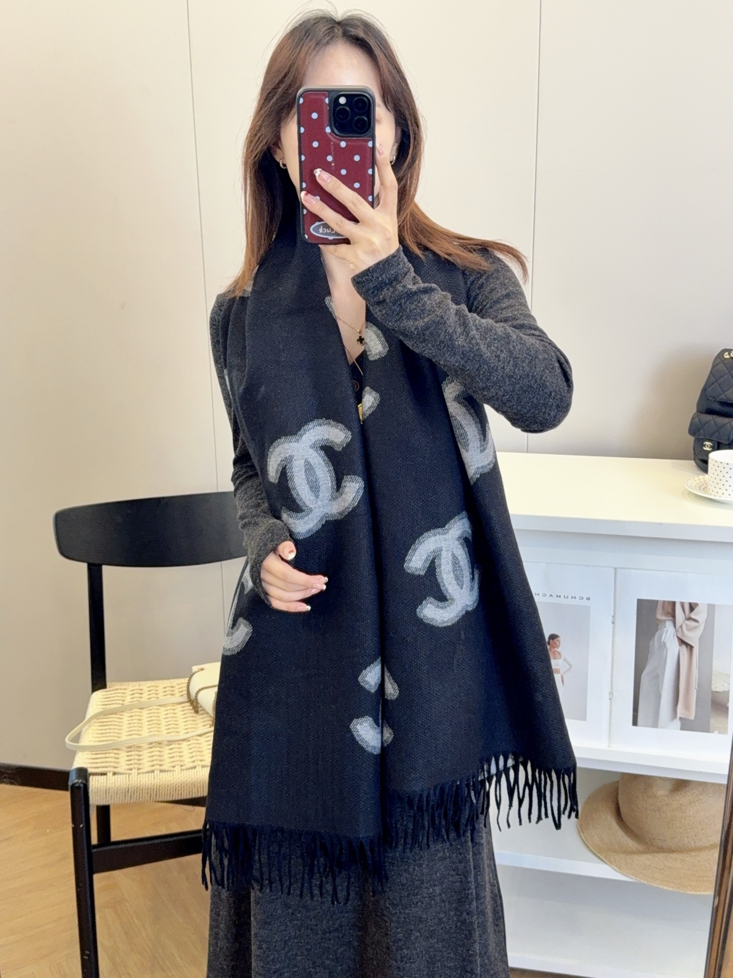 NO:336300,New!  2025 autumn and winter same style for men and women, synchronous counter, high-end cashmere knitted scarf!  It can be formal, free, very Classical. This weaving method is relatively difficult, and it costs yarn, and the process is very difficult!  !  !  Such a scarf is definitely an unsatisfactory item!  Any circumference will look good, the style is really amazing!  !  It's so practical and versatile, but there's no unnecessary design, and it looks good no matter how you surround it!  It has a drape, warm and very slimming!  It is very suitable to match formal wear or casual wear ~ folding or winding circumference is perfect, with a warm and gentle demeanor. Size 65*180cm, core-clad yarn ordinary scarf, ordinary scarf19860909上新！2025秋冬男女同款,同步专柜,高端羊绒针织围巾！ 可正式,可随意,非常Classical的设计.这款织法比较难,又很费纱线,工艺难度非常大！！！这样的围巾,绝对是一条审美不过时的单品！随便围都会好看,版型真是一绝！！太实用百搭了,其实没有多余的设计,怎么围都好看！有垂坠感,温暖且非常显瘦！搭配正装或者搭配休闲装都很合适~对折挂围或者绕圈围都完全可以,有温度的风度 尺寸65*180cm 材质包芯纱普通围巾,普通围巾,scarf