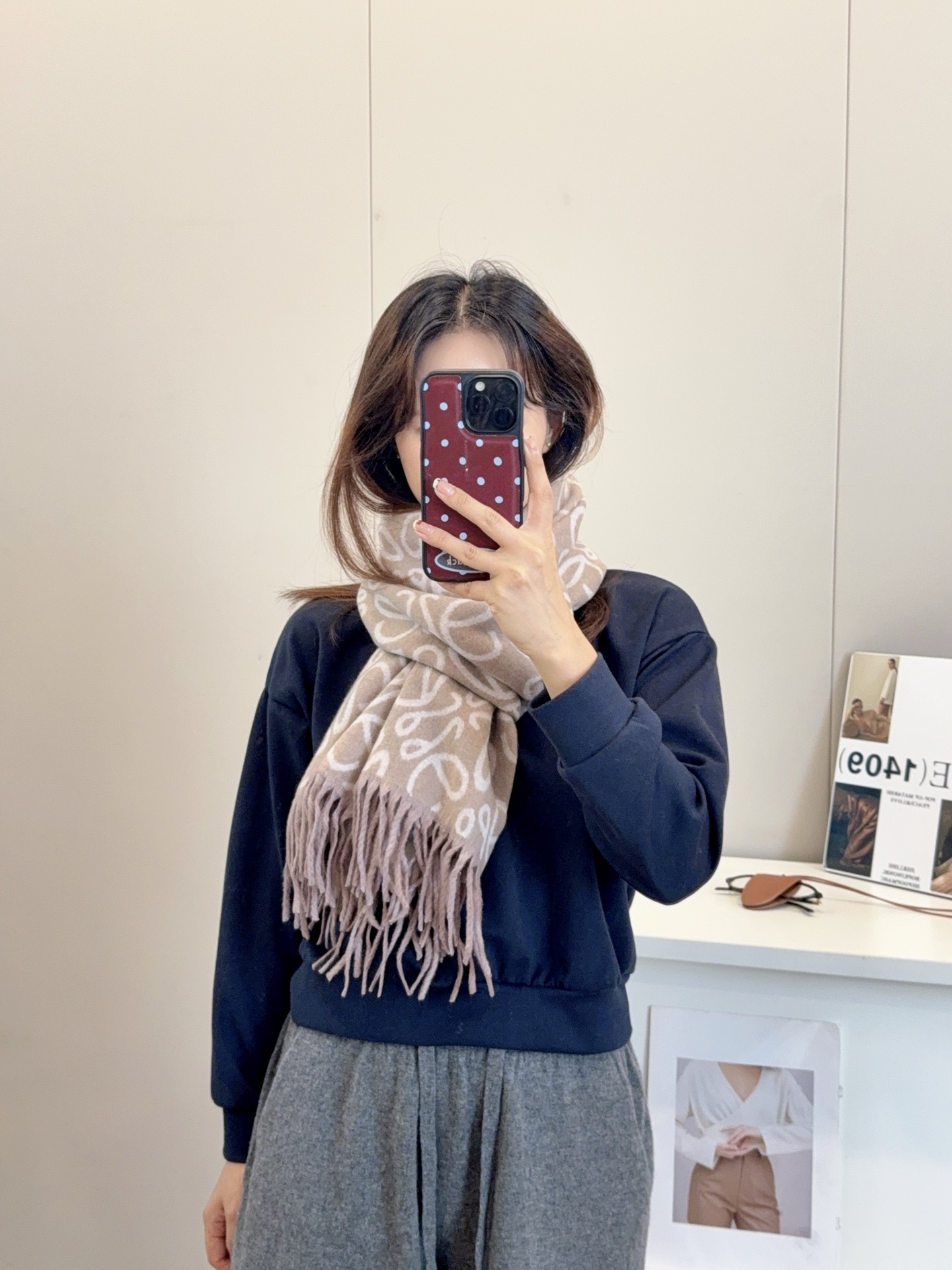 NO:510977,New!  2025 autumn and winter same style for men and women, synchronous counter, high-end cashmere knitted scarf!  It can be formal, free, very Classical. This weaving method is relatively difficult, and it costs yarn, and the process is very difficult!  !  !  Such a scarf is definitely an unsatisfactory item!  Any circumference will look good, the style is really amazing!  !  It's so practical and versatile, but there's no unnecessary design, and it looks good no matter how you surround it!  It has a drape, warm and very slimming!  It is very suitable for pairing with formal wear or casual wear. It is perfect for folding or winding around, with a warm demeanor. Size 50*180cm. Ordinary scarf made of core yarn, ordinary scarf.19860909上新！2025秋冬男女同款,同步专柜,高端羊绒针织围巾！ 可正式,可随意,非常Classical的设计.这款织法比较难,又很费纱线,工艺难度非常大！！！这样的围巾,绝对是一条审美不过时的单品！随便围都会好看,版型真是一绝！！太实用百搭了,其实没有多余的设计,怎么围都好看！有垂坠感,温暖且非常显瘦！搭配正装或者搭配休闲装都很合适~对折挂围或者绕圈围都完全可以,有温度的风度 尺寸50*180cm 材质包芯纱普通围巾,普通围巾,scarf
