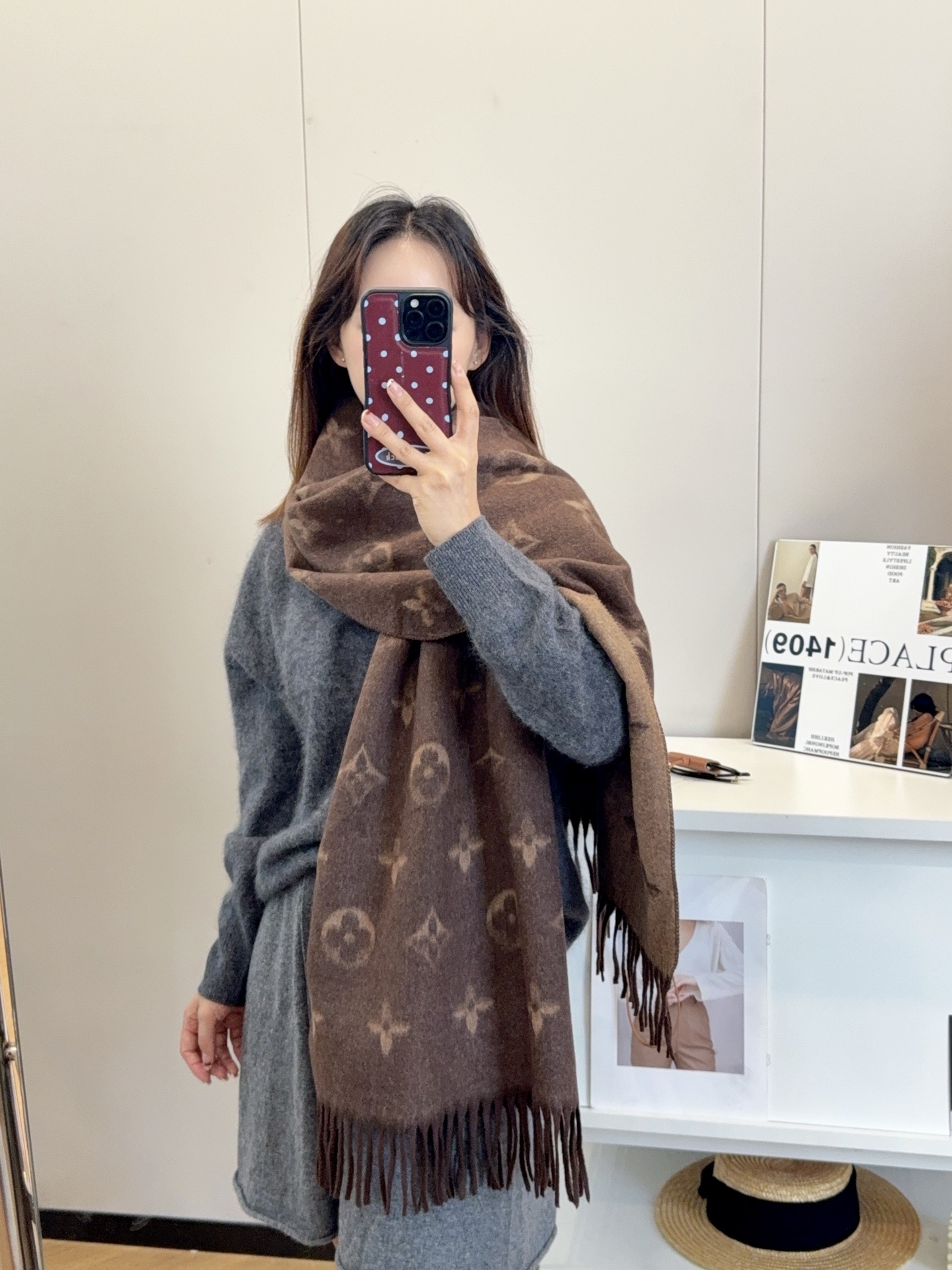 NO:714528,New!  2025 autumn and winter same style for men and women, synchronized counters, high-end cashmere knitted scarves!  It can be formal or casual, and it is a very Classic design. This weaving method is relatively difficult and requires a lot of yarn, so the craftsmanship is very difficult!  !  !  This kind of scarf is definitely a timeless aesthetic item!  It will look good in any size, the style is really unique!  !  It’s so practical and versatile, there’s actually no superfluous design, and it looks good no matter how you wear it!  It has a drapey feel, is warm and very slimming!  It is suitable to match formal wear or casual wear~ It can be folded in half and hung or wrapped in a circle. It has a warm style. Size 50*180cm. Material core-spun yarn ordinary scarf, ordinary scarf.19860909上新！2025秋冬男女同款,同步专柜,高端羊绒针织围巾！ 可正式,可随意,非常Classical的设计.这款织法比较难,又很费纱线,工艺难度非常大！！！这样的围巾,绝对是一条审美不过时的单品！随便围都会好看,版型真是一绝！！太实用百搭了,其实没有多余的设计,怎么围都好看！有垂坠感,温暖且非常显瘦！搭配正装或者搭配休闲装都很合适~对折挂围或者绕圈围都完全可以,有温度的风度 尺寸50*180cm 材质包芯纱普通围巾,普通围巾,scarf