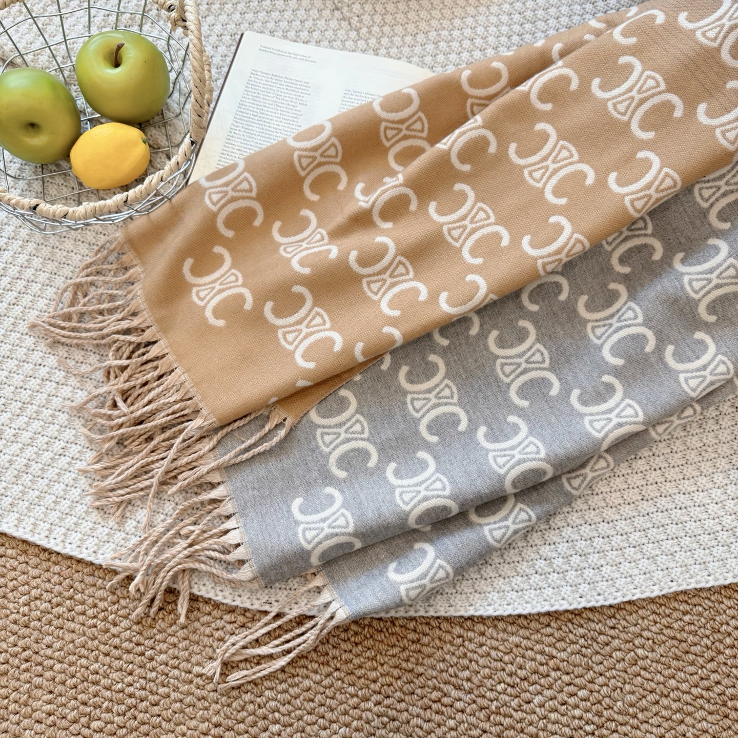 NO:336844,New!  2025 autumn and winter same style for men and women, synchronous counter, high-end cashmere knitted scarf!  It can be formal, free, very Classical. This weaving method is relatively difficult, and it costs yarn, and the process is very difficult!  !  !  Such a scarf is definitely an unsatisfactory item!  Any circumference will look good, the style is really amazing!  !  It's so practical and versatile, but there's no unnecessary design, and it looks good no matter how you surround it!  It has a drape, warm and very slimming!  It is very suitable to match formal wear or casual wear ~ folding or winding circumference is perfect, with a warm and gentle demeanor. Size 65*180cm, core-clad yarn ordinary scarf, ordinary scarf19860909上新！2025秋冬男女同款,同步专柜,高端羊绒针织围巾！ 可正式,可随意,非常Classical的设计.这款织法比较难,又很费纱线,工艺难度非常大！！！这样的围巾,绝对是一条审美不过时的单品！随便围都会好看,版型真是一绝！！太实用百搭了,其实没有多余的设计,怎么围都好看！有垂坠感,温暖且非常显瘦！搭配正装或者搭配休闲装都很合适~对折挂围或者绕圈围都完全可以,有温度的风度 尺寸65*180cm 材质包芯纱普通围巾,普通围巾,scarf