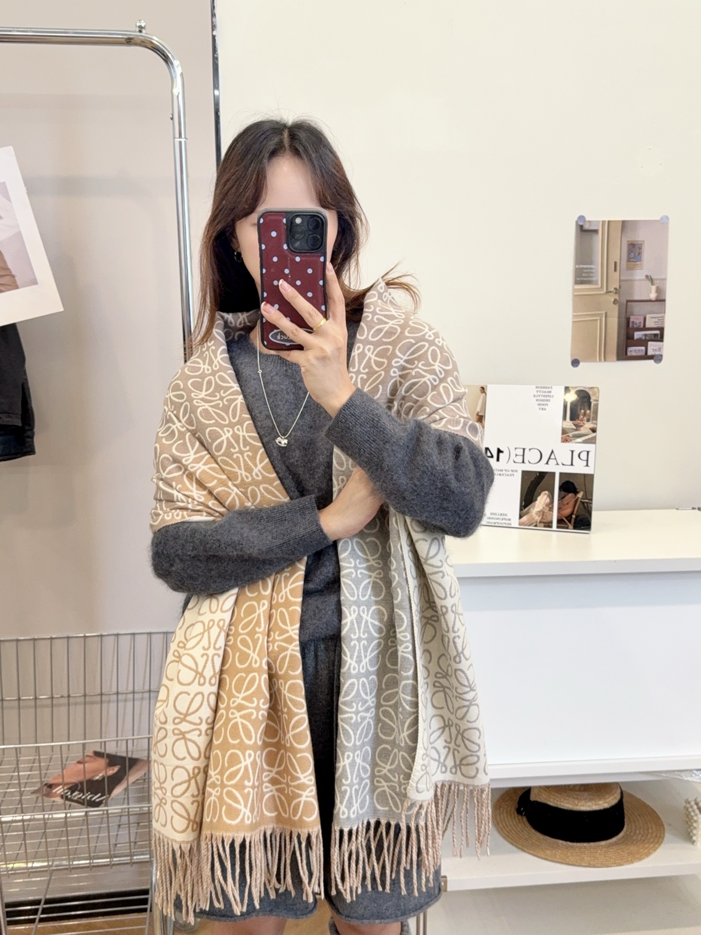 NO:642981,New!  2025 autumn and winter same style for men and women, synchronized counters, high-end cashmere knitted scarves!  It can be formal or casual, and it is a very Classic design. This weaving method is relatively difficult and requires a lot of yarn, so the craftsmanship is very difficult!  !  !  This kind of scarf is definitely a timeless aesthetic item!  It will look good in any size, the style is really unique!  !  It’s so practical and versatile, there’s actually no superfluous design, and it looks good no matter how you wear it!  It has a drapey feel, is warm and very slimming!  It is suitable for matching with formal wear or casual wear. It can be folded in half and hung or wrapped in a circle. It has a warm demeanor. Size 65*180cm. Material: core-spun yarn. Ordinary scarf. Ordinary scarf.19860909上新！2025秋冬男女同款,同步专柜,高端羊绒针织围巾！ 可正式,可随意,非常Classical的设计.这款织法比较难,又很费纱线,工艺难度非常大！！！这样的围巾,绝对是一条审美不过时的单品！随便围都会好看,版型真是一绝！！太实用百搭了,其实没有多余的设计,怎么围都好看！有垂坠感,温暖且非常显瘦！搭配正装或者搭配休闲装都很合适~对折挂围或者绕圈围都完全可以,有温度的风度 尺寸65*180cm 材质包芯纱普通围巾,普通围巾,scarf