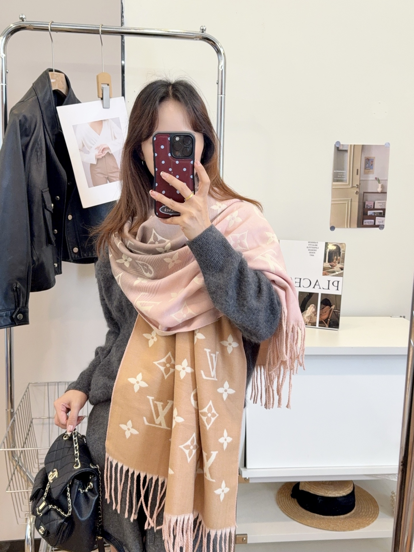 NO:541682,New!  2025 autumn and winter same style for men and women, synchronous counter, high-end cashmere knitted scarf!  It can be formal, free, very Classical. This weaving method is relatively difficult, and it costs yarn, and the process is very difficult!  !  !  Such a scarf is definitely an unsatisfactory item!  Any circumference will look good, the style is really amazing!  !  It's so practical and versatile, but there's no unnecessary design, and it looks good no matter how you surround it!  It has a drape, warm and very slimming!  It is very suitable to match formal wear or casual wear ~ folding or winding circumference is perfect, with a warm and gentle demeanor. Size 65*180cm, core-clad yarn ordinary scarf, ordinary scarf19860909上新！2025秋冬男女同款,同步专柜,高端羊绒针织围巾！ 可正式,可随意,非常Classical的设计.这款织法比较难,又很费纱线,工艺难度非常大！！！这样的围巾,绝对是一条审美不过时的单品！随便围都会好看,版型真是一绝！！太实用百搭了,其实没有多余的设计,怎么围都好看！有垂坠感,温暖且非常显瘦！搭配正装或者搭配休闲装都很合适~对折挂围或者绕圈围都完全可以,有温度的风度 尺寸65*180cm 材质包芯纱普通围巾,普通围巾,scarf