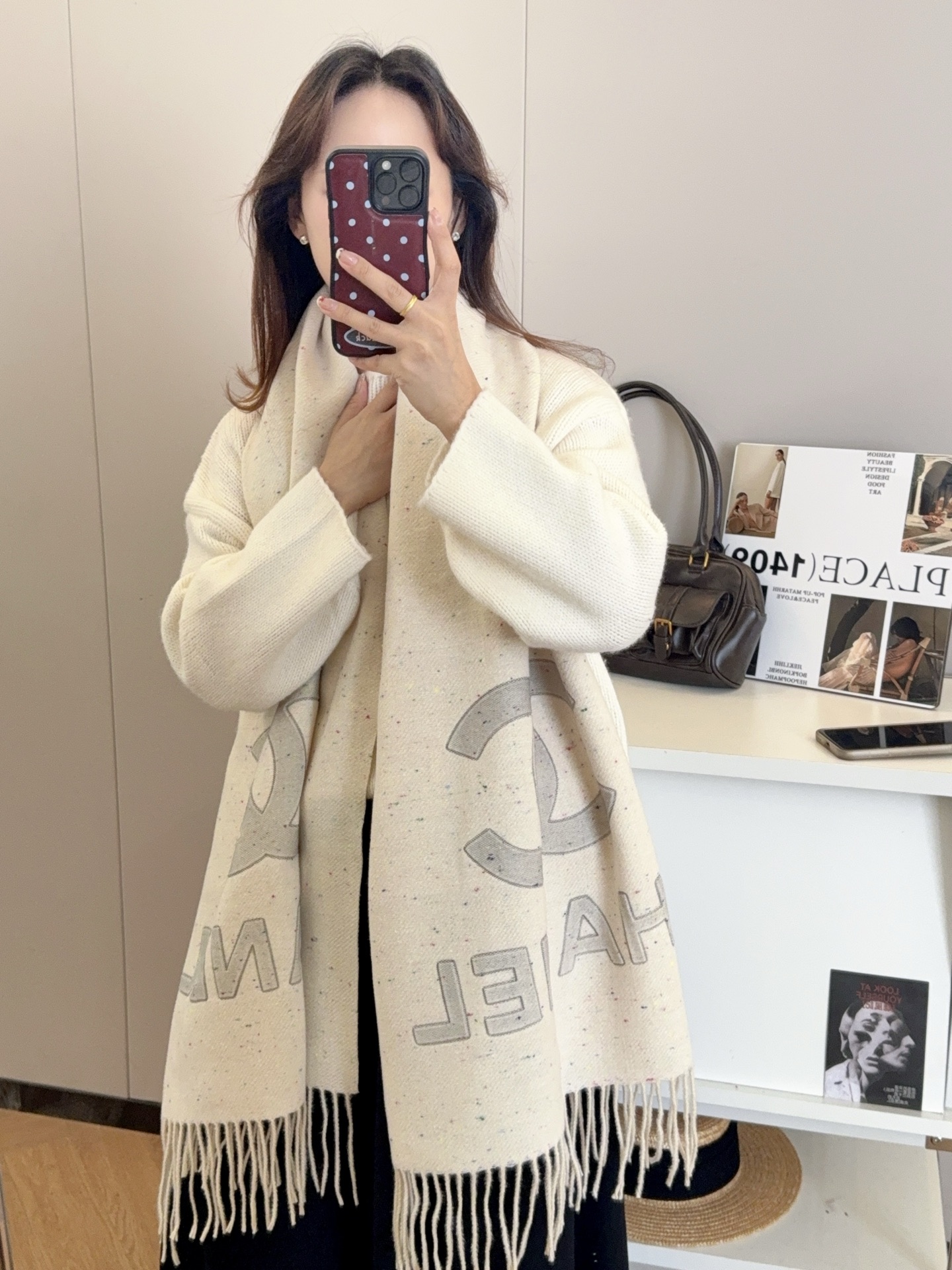 77💰 知性优雅女人味‼️今年迪奥有多火爆大家都知道吧，双面双色 正面迪奥独特的子母反面丛林动物 此次结合两大元素绝对是要搞事情，下手绝对要快❗️轰动时尚界最前端的实力买家们，非常限量中的限量，基本都是高价加价才能买到，实物我拿到手的时候真的太激动了，基本看不到代购有刷图，因为基本都是超级Vip内定了！免代购的贸易公司渠道货‼️超级流弊。品质绝了，被QC“潜规则”好几个月才得以面世~就这么两小箱‼️能拿到这样的顶级高端货真的不仅仅靠实力和交情了。期间和QC谈了好久，出口日本的货色。见好就收吧。这种客供下单直接给贸易公司的订单收到货很难。基本都被QC搞了。面料是鬼佬提供的，和国内的面料差距真的好大。这种细腻程度我用手机拍出来都能惊艳全场‼️