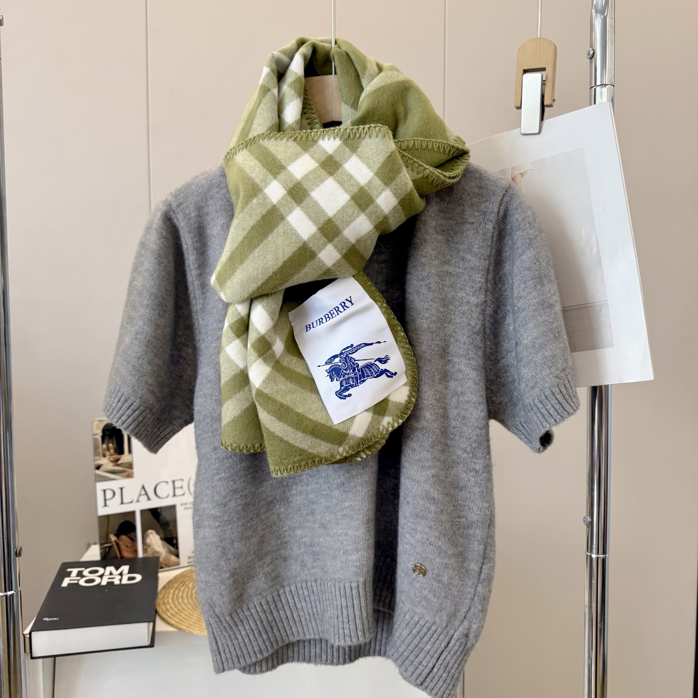 NO:336601,Low-key luxury, superb soft and elite master-level fashionable scarf. This Burberry cashmere wool blend scarf is the more you look at. The more you look at, the more you like the craftsmanship and color matching. You will know that it is not from an ordinary factory. You really like this master-level fashionable sense. People with attitude will definitely like it. Young, fashionable, confident, and attitude. It is very beautiful!  This design is more stretchy, more advanced, more atmospheric, and more withstand the recommended use of the Albasic purebred velvet goat belly velvet collected every spring to produce the original velvet. The characteristic of this cashmere is that even after being processed by human craftsmanship, the essence of the original velvet is retained to the greatest extent. There will be a special texture scarf holding in the hand and still like holding a cloud. It is really very advanced. Finally, this biggest feature is the integrated inlay process of thick-line braiding lattice, which perfectly presents Burberry's lattice. Specifications: 30*180cm ordinary scarf, ordinary scarf, burberry,19860909低调的奢侈感极品柔美精英高手级别的时髦感围巾这款Burberry羊绒羊毛混纺围巾,越看越爱,越看越时髦,越看越喜欢这种工艺和配色一看就知道不是一般的大工厂的,非常非常喜欢这种高手级别的时髦感,有态度的时髦人一定会喜欢.年轻,时髦,自信,有态度.很美！这样的设计更舒展,更高级,更大气,更加经得起推荐采用每年开春采集的阿尔巴斯纯种绒山羊腹部绒尖为原绒生产,这种羊绒的特点就是,即便经过人类工艺的加工,仍最大程度的保留了原绒的本质,会有特殊的肌理纹围巾握在手里就跟握着云朵般的仍空气绵绵感真的非常高级最后,这个最大的特色还有粗线编织格工艺的一体式镶嵌工艺,将Burberry的格纹另一种完美呈现.规格:30*180cm普通围巾,普通围巾,burberry,scarf