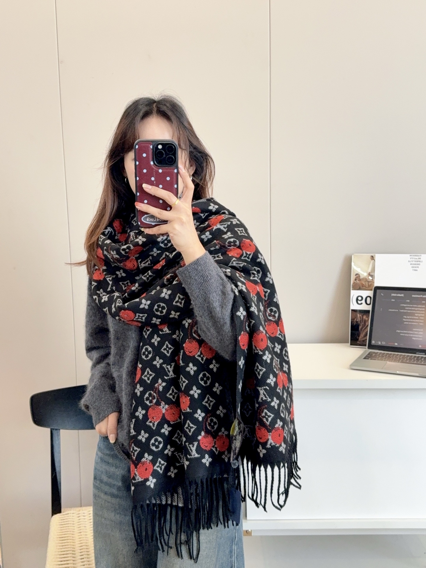 NO:714562,LV × TM Monogram Cerise is from the Louis Vuitton19860909LV × TM Monogram Cerise 出自路易威登x村上隆复刻系列,为华美丝毛点缀Monogram 图案,再以日本艺术家笔下的灵动樱桃元素注入清新活力.无论单独佩戴或搭配同系列其他单品,均可展露瞩目风采. 60*180厘米（长度×高） Monogram 图案 樱桃图案 路易威登标识普通围巾,普通围巾,louis vuitton,louis vuitton,scarf