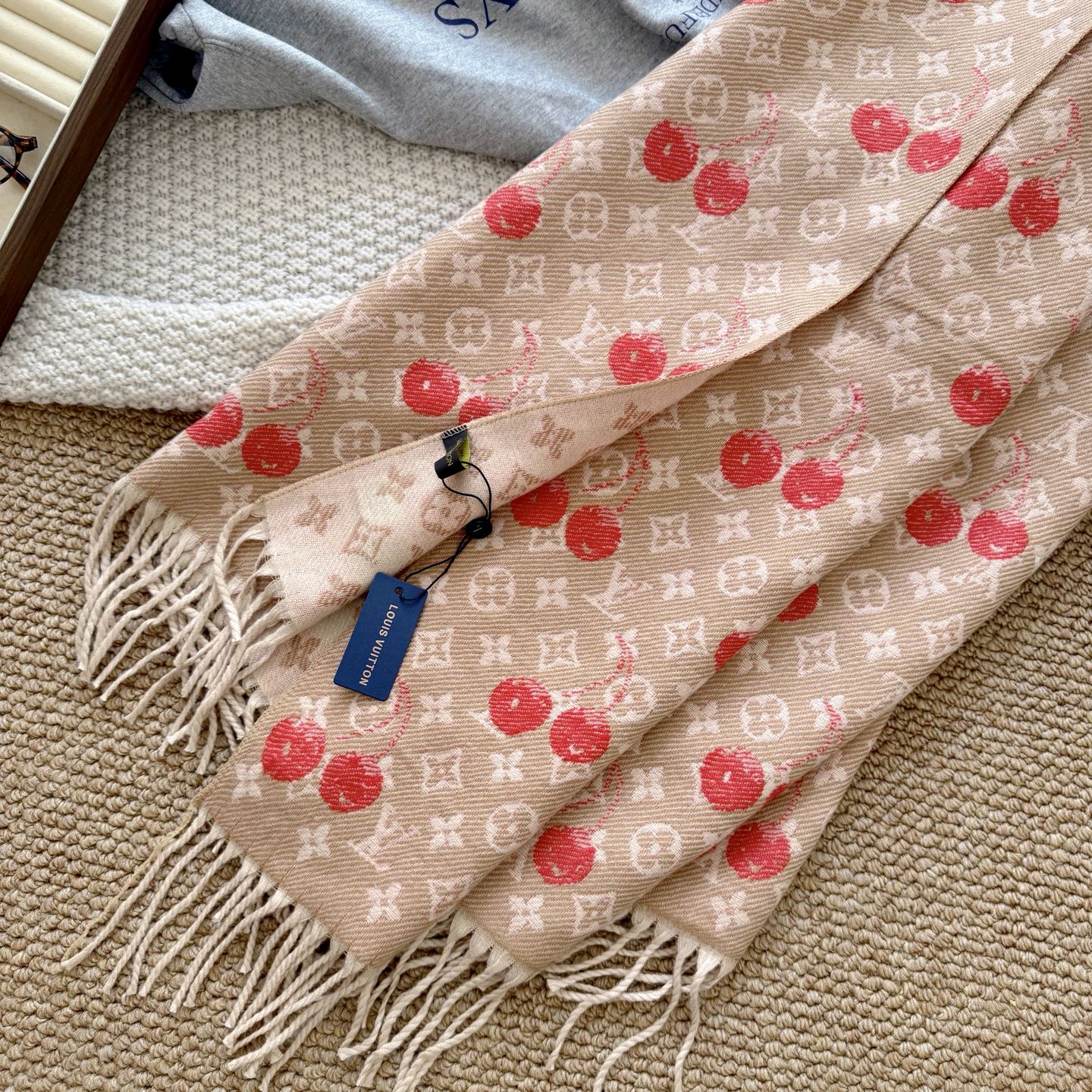 NO:336796,LV × TM Monogram Cerise is from Louis Vuitton x Takashi Murakami replica series, embellishing Monogram patterns for gorgeous silk wool, and injecting fresh and vitality with the agile cherry elements written by Japanese artists. Whether worn alone or with other items in the same series, you can show your attention. 60*180 cm (length × height) Monogram pattern Cherry pattern Louis Vuitton logo ordinary scarf, ordinary scarf, louis vuitton, louis vuitton19860909LV × TM Monogram Cerise 出自路易威登x村上隆复刻系列,为华美丝毛点缀Monogram 图案,再以日本艺术家笔下的灵动樱桃元素注入清新活力.无论单独佩戴或搭配同系列其他单品,均可展露瞩目风采. 60*180厘米（长度×高） Monogram 图案 樱桃图案 路易威登标识普通围巾,普通围巾,louis vuitton,louis vuitton,scarf