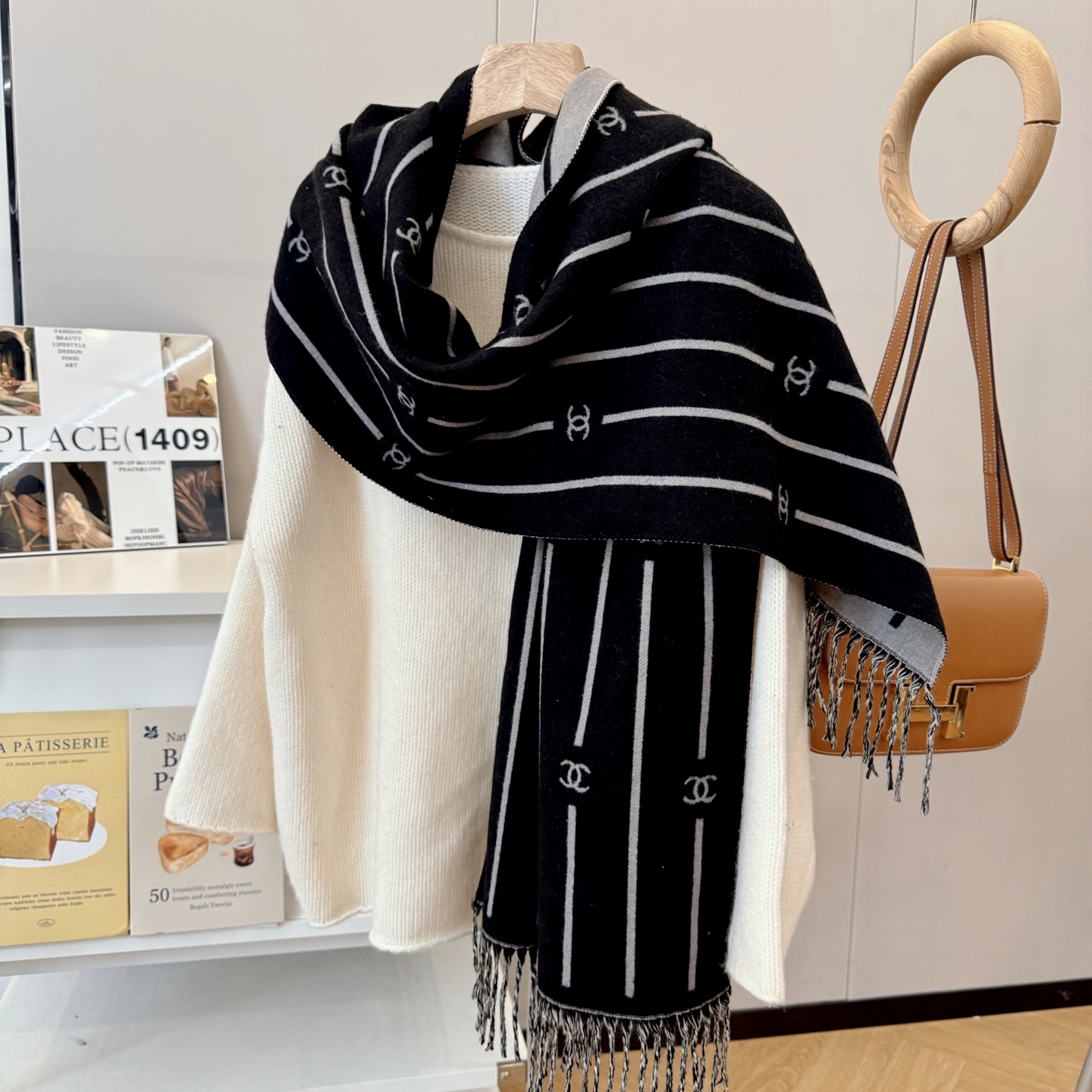 NO:552638,Batch CHANEL 25A popular shawl!  Super beautiful and the whole internet is grabbing it!  It combines the classic rhombus pattern and double C Logo letter elements, adopts double-sided jacquard technology, and has a black and gray color scheme that is high-end and versatile. It is a shawl-style scarf that is full of happiness when matched with both sides. In this season, whether you want to be noble and elegant, or casual and fashionable, it can completely satisfy you and take you on a fragrance journey!  Size: 195xcm Ingredients: core-spun yarn ordinary scarf, ordinary scarf, chanel, shawls19860909批CHANEL 25A 爆款披肩！超美全网都在抢！ 融合了经典菱格图案与双C Logo字母元素,采用双面提花工艺,黑灰配色高级百搭,两面随意搭配都是一款幸福感满满的披肩式围巾,在这个季节,无论想高贵优雅,还是休闲时尚它都可以完全满足你,带你开启香风之旅！ 尺寸:195xcm 成份:包芯纱普通围巾,普通围巾,chanel,shawls,scarf