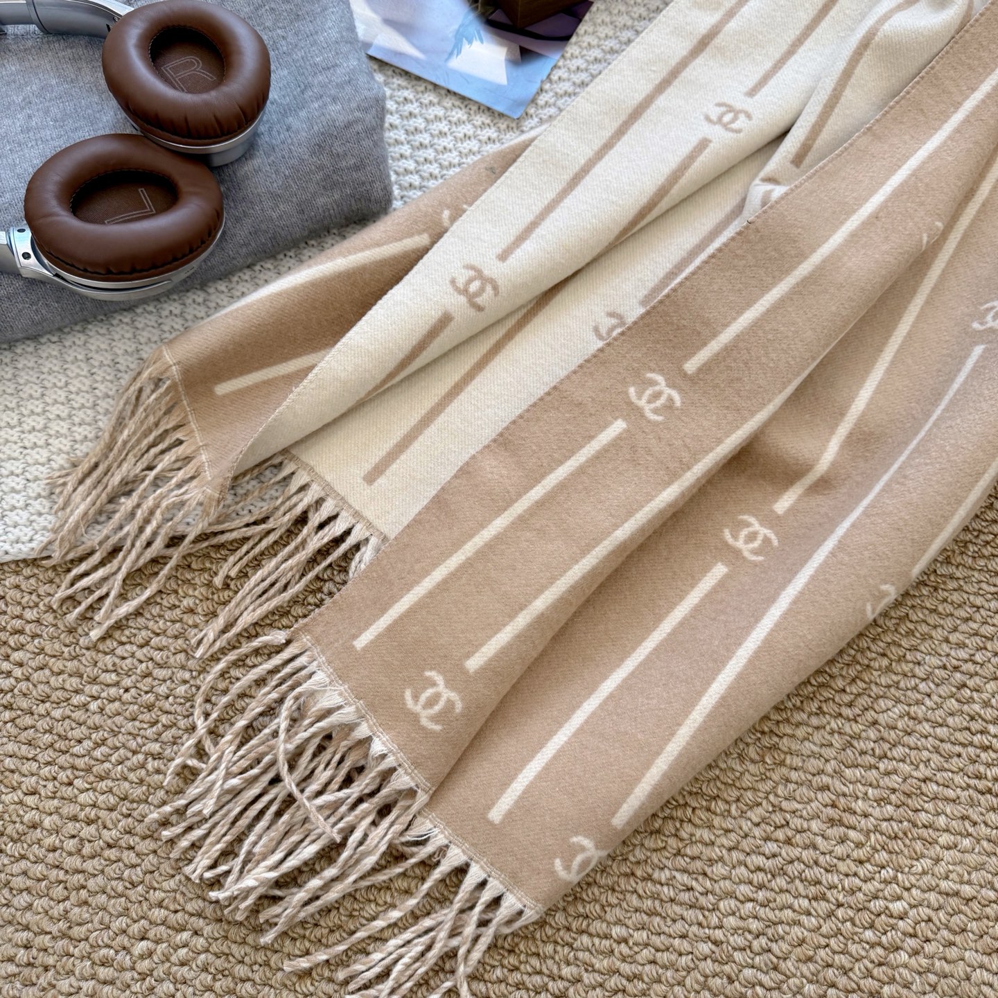 NO:552641,Batch CHANEL 25A popular shawl!  Super beautiful and the whole internet is grabbing it!  It combines the classic rhombus pattern and double C Logo letter elements, adopts double-sided jacquard technology, and has a black and gray color scheme that is high-end and versatile. It is a shawl-style scarf that is full of happiness when matched with both sides. In this season, whether you want to be noble and elegant, or casual and fashionable, it can completely satisfy you and take you on a fragrance journey!  Size: 195xcm Ingredients: core-spun yarn ordinary scarf, ordinary scarf, chanel, shawls19860909批CHANEL 25A 爆款披肩！超美全网都在抢！ 融合了经典菱格图案与双C Logo字母元素,采用双面提花工艺,黑灰配色高级百搭,两面随意搭配都是一款幸福感满满的披肩式围巾,在这个季节,无论想高贵优雅,还是休闲时尚它都可以完全满足你,带你开启香风之旅！ 尺寸:195xcm 成份:包芯纱普通围巾,普通围巾,chanel,shawls,scarf