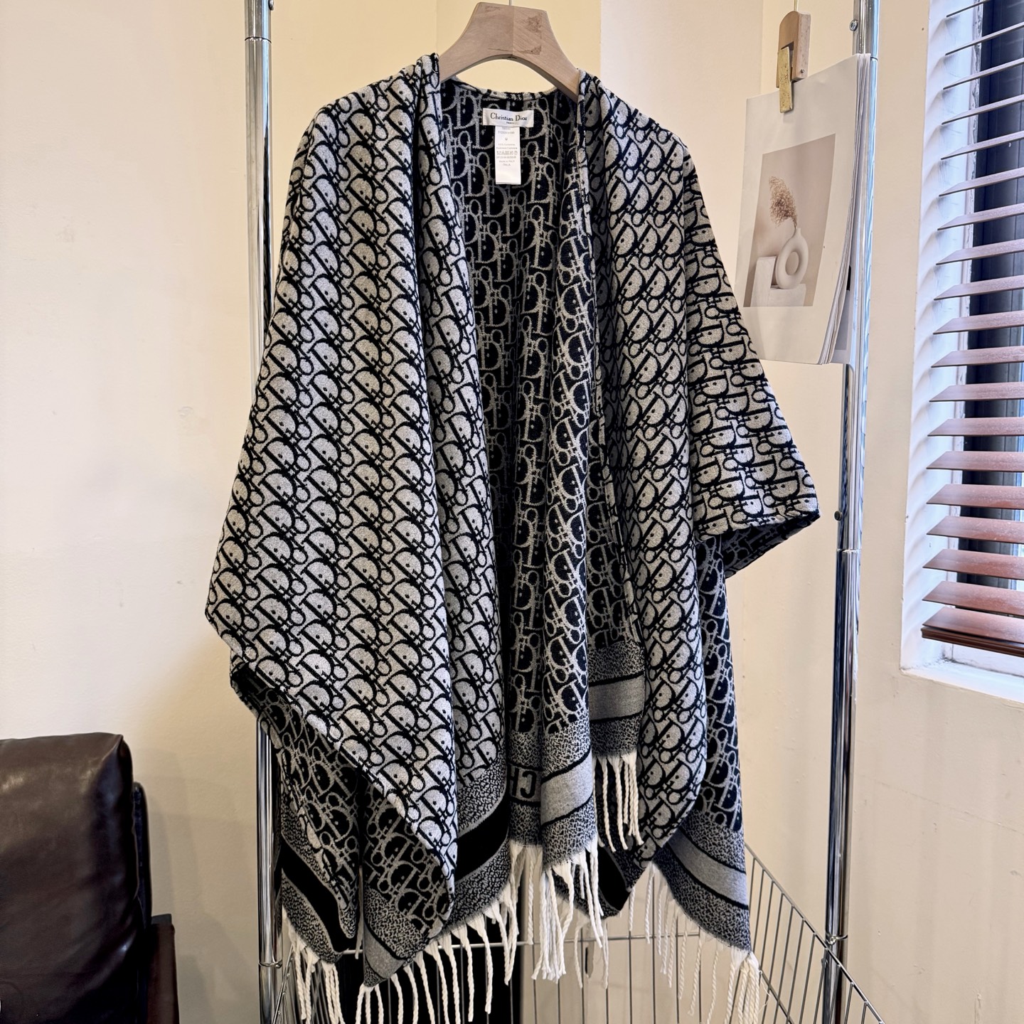 便宜版本。官网在售𝐃𝐢𝐨𝐫 -𝟐𝟎𝟐𝟓 最新《灰银-字母斗篷》 尺寸：140x180cm材质：84% 山