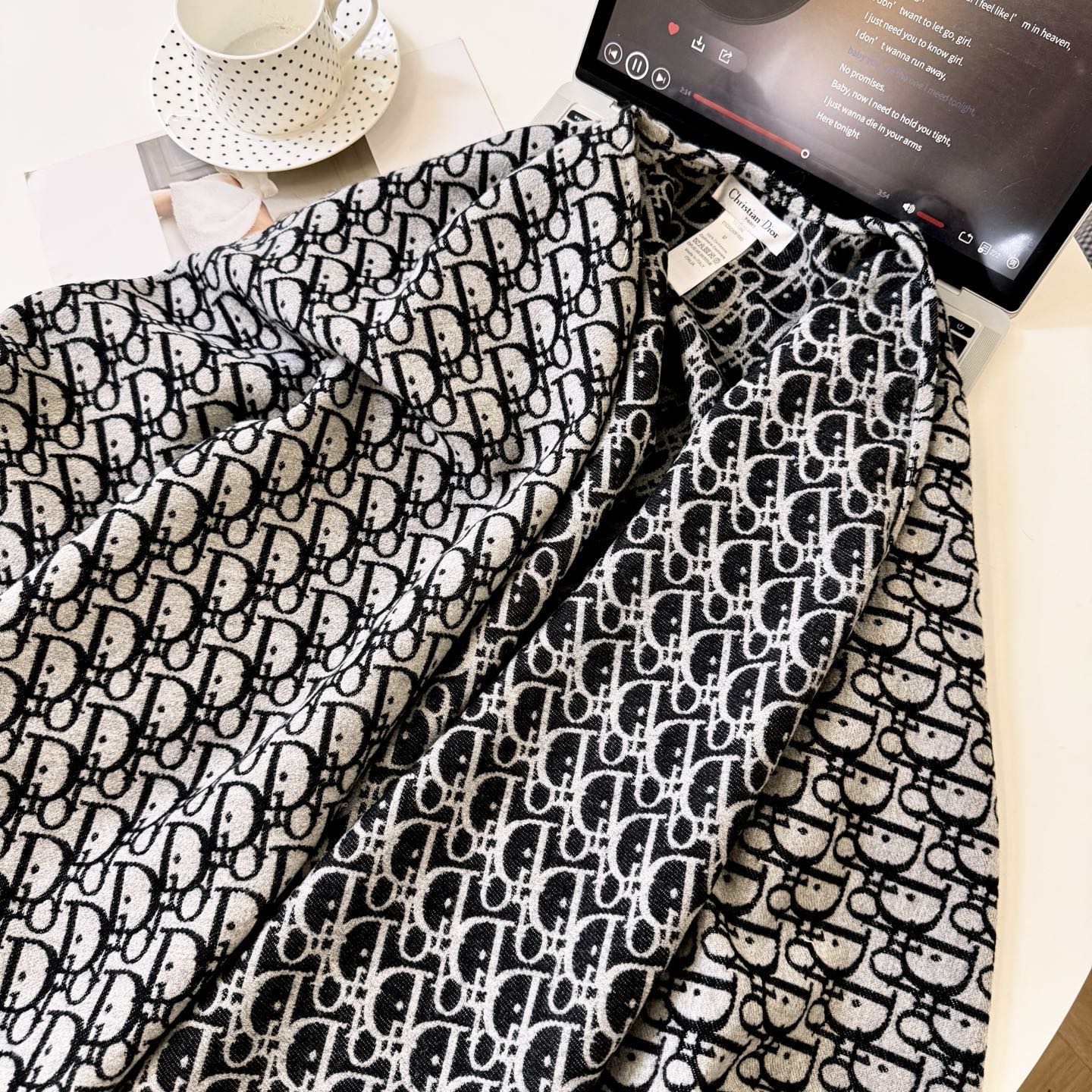 便宜版本。官网在售𝐃𝐢𝐨𝐫 -𝟐𝟎𝟐𝟓 最新《灰银-字母斗篷》 尺寸：140x180cm材质：84% 山