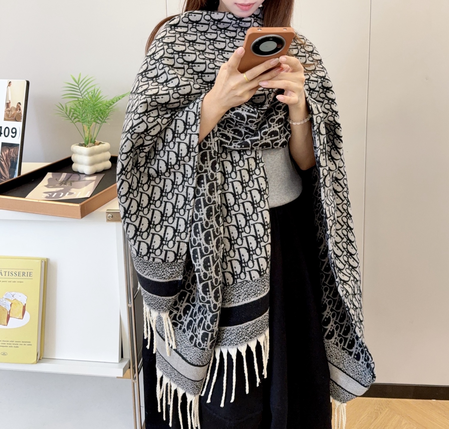 便宜版本。官网在售𝐃𝐢𝐨𝐫 -𝟐𝟎𝟐𝟓 最新《灰银-字母斗篷》 尺寸：140x180cm材质：84% 山