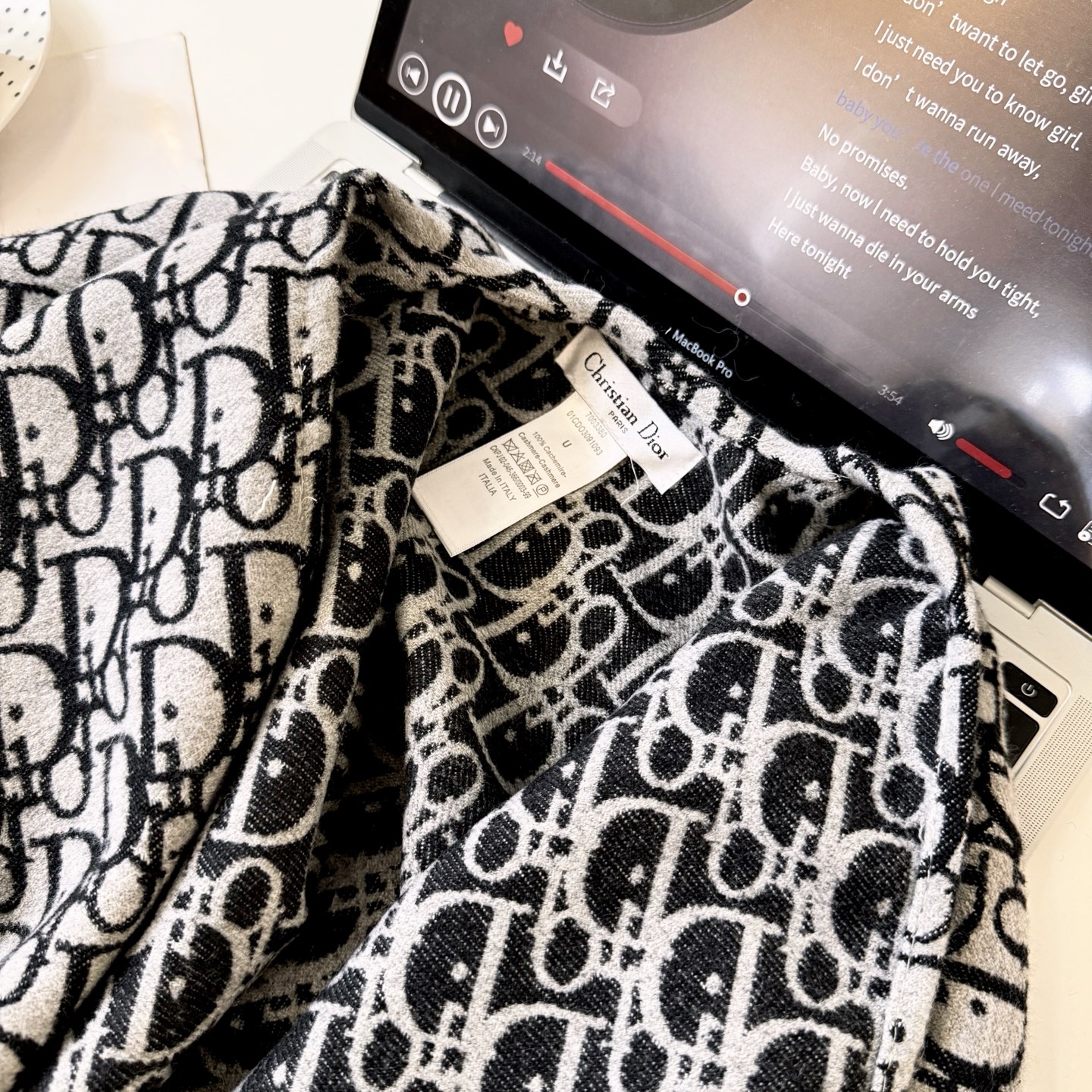 便宜版本。官网在售𝐃𝐢𝐨𝐫 -𝟐𝟎𝟐𝟓 最新《灰银-字母斗篷》 尺寸：140x180cm材质：84% 山