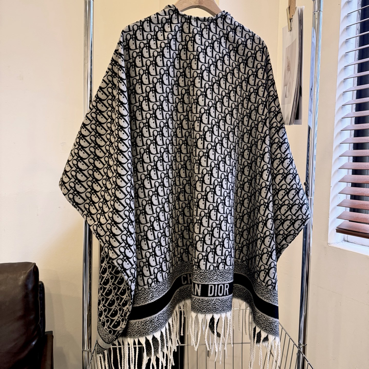 便宜版本。官网在售𝐃𝐢𝐨𝐫 -𝟐𝟎𝟐𝟓 最新《灰银-字母斗篷》 尺寸：140x180cm材质：84% 山