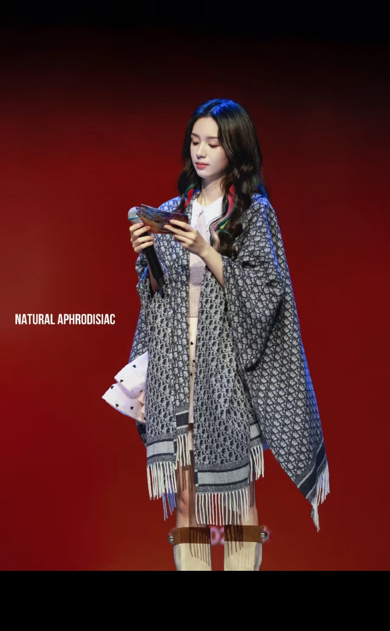 便宜版本。官网在售𝐃𝐢𝐨𝐫 -𝟐𝟎𝟐𝟓 最新《灰银-字母斗篷》 尺寸：140x180cm材质：84% 山