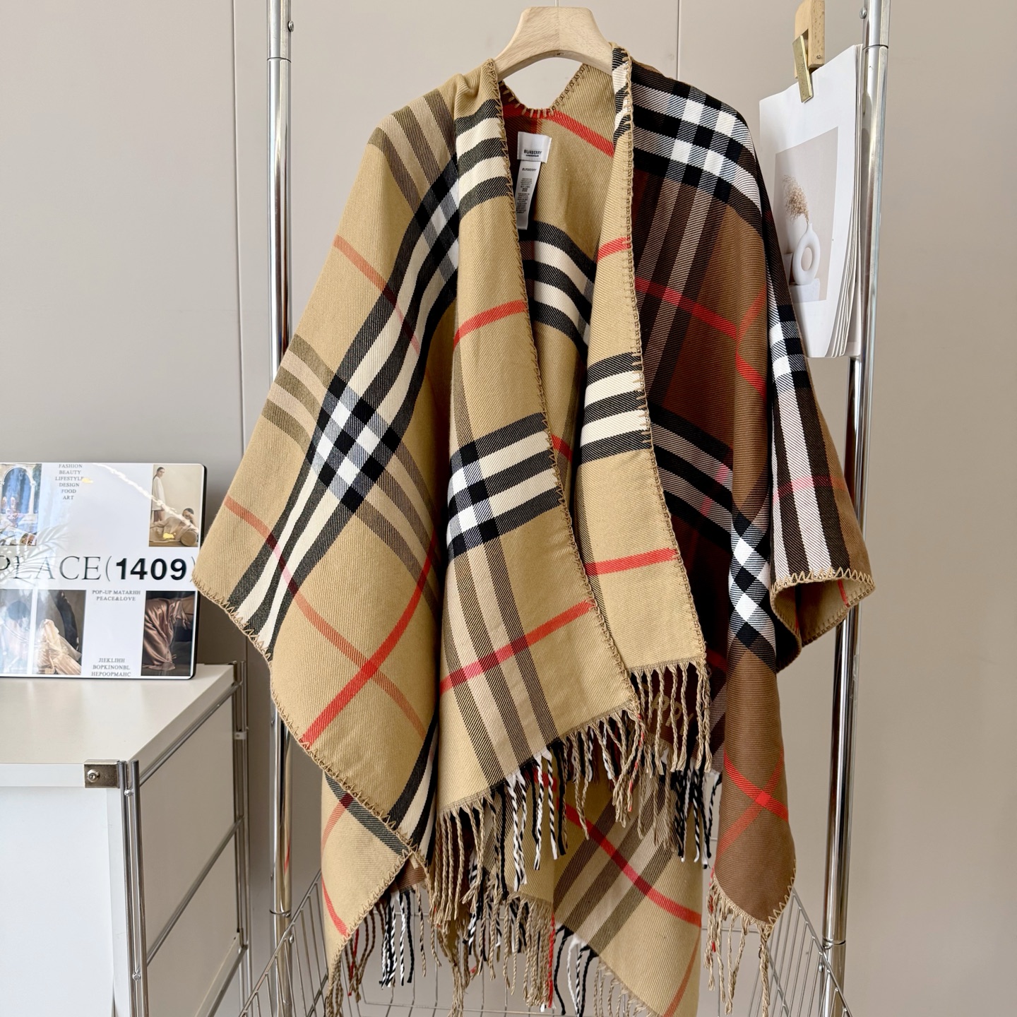 NO:603261,The latest Burberry poncho coat, Scottish refined shawl, made of soft wool and cashmere blended fabric. Decorated with contrasting plaid and brand logo, highlighting the iconic style. Designed with tassel edges. Product details ·Product specifications:19860909批新款巴宝莉斗篷外套,苏格兰精制披肩,选用柔软的羊毛羊绒混纺面料打造.装饰对比感格纹及品牌徽标,彰显标志性风采.搭配流苏边缘设计. 商品详情 ·商品规格:x cm .成分含量:51羊毛,49羊绒 ●商品特性:两端流苏装饰 商品护理:专业干洗 ●原产地:苏格兰制普通围巾,普通围巾,burberry,jackets & coats,shawls,scarf