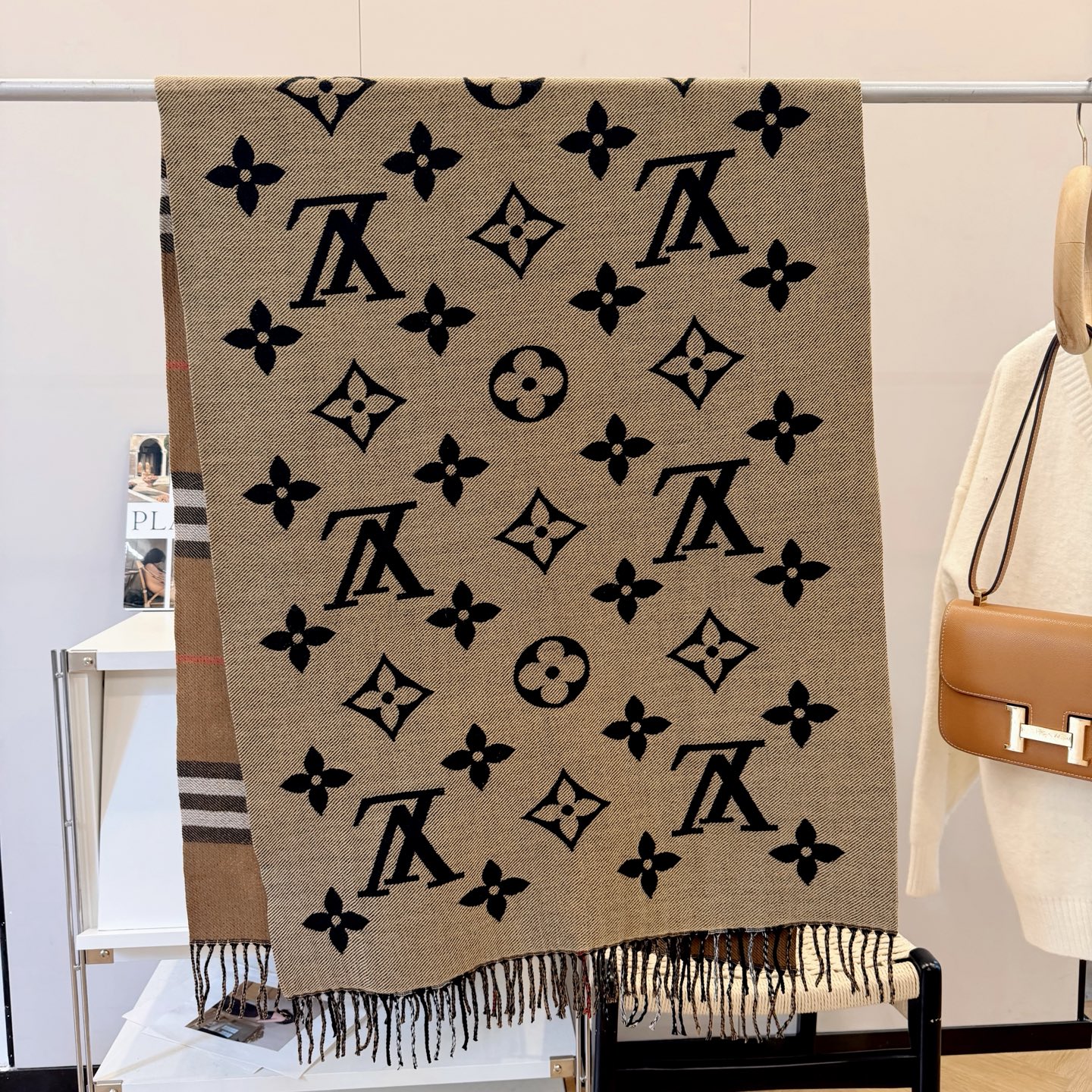 NO:552648,This double-sided scarf is so beautiful that it’s crazy. It’s so stylish and charming. It’s a very elegant and fashionable autumn and winter item!  I really like it. It's made of lambswool. It feels great on the upper body and looks great no matter how you wear it!  !  This style is really worth buying with your eyes closed, and it can be easily worn by any age group!  !  !  65*200cm ordinary scarf, ordinary scarf19860909批双面围巾好看的要疯掉了,太有型太有魅力了非常斯文时尚的秋冬单品！真的很喜欢,羔绒,手感真的绝了上身效果真的随便怎么围都好看！！这种款式真的闭着眼买,任何年龄层都轻松驾驭！！！65*200cm普通围巾,普通围巾,scarf