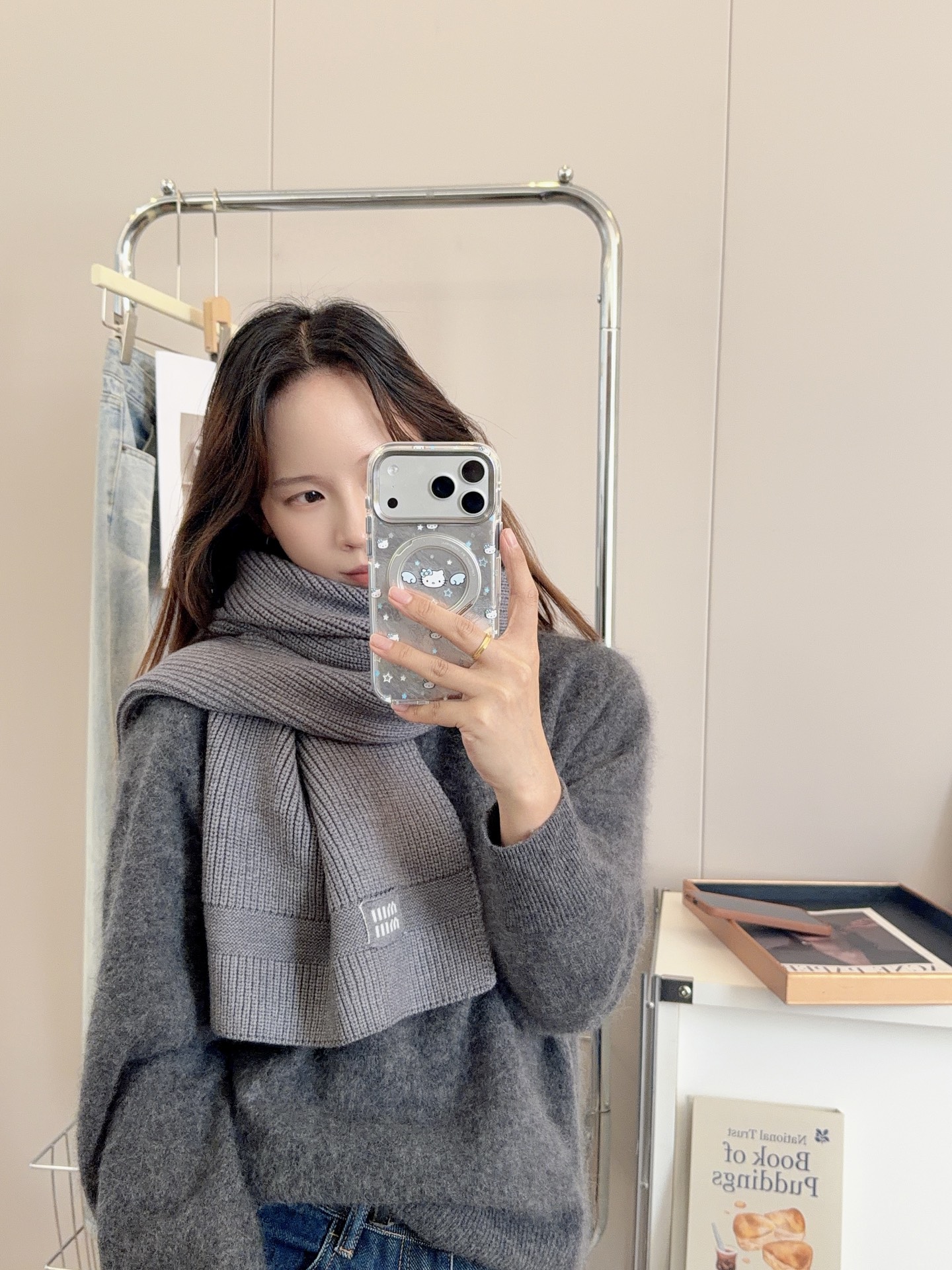 NO:678853,miumiu is the same style for men and women. It is a warm and textured cashmere scarf. It can keep you warm all winter. It is fluffy and warm. It has a full autumn and winter atmosphere. It is high-end and good-looking. Size 30180 ordinary scarf, ordinary scarf, miumiu19860909miumiu男女同款 又保暖又有质感的羊绒围巾,温暖一整个冬天,毛茸茸的好温暖,秋冬氛围感拉满,高级又好看,尺寸30180普通围巾,普通围巾,miumiu,scarf