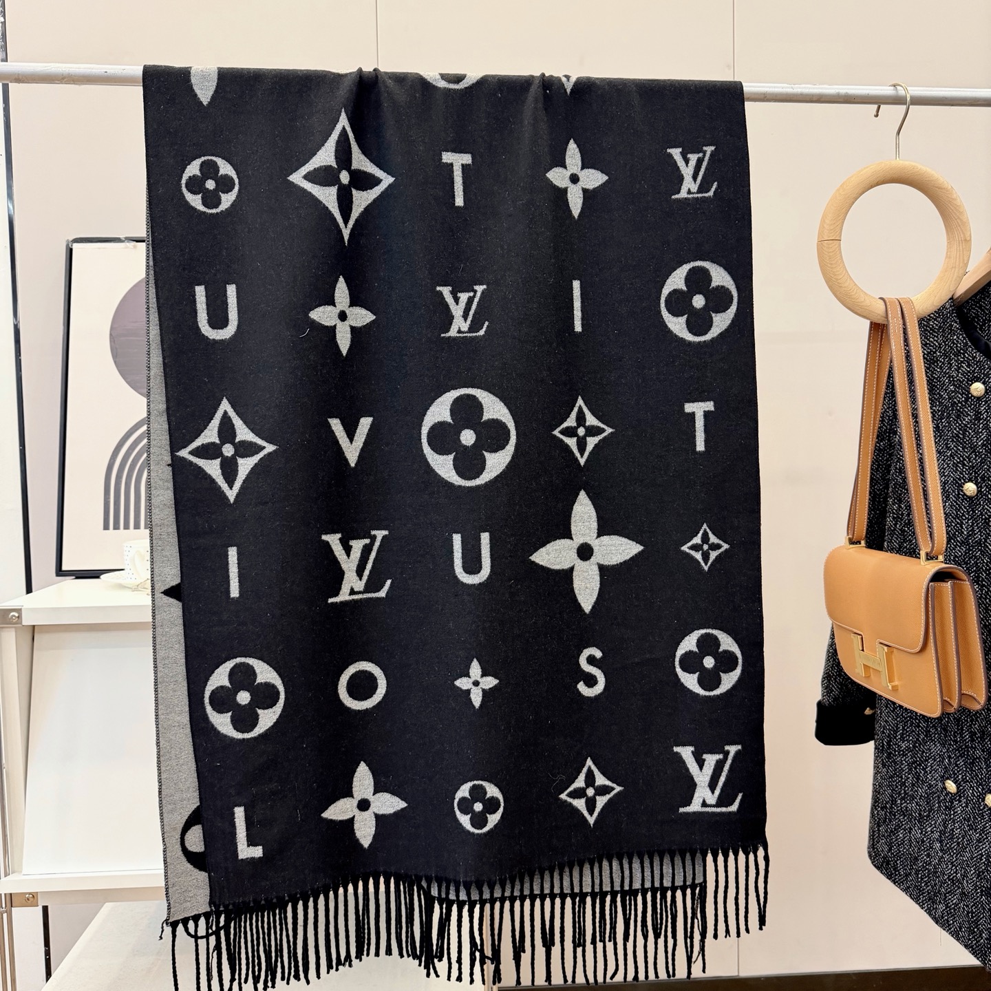 NO:642985,One of the most beautiful scarves in the past 25 years, the Fluffygram scarf is made from a blend of alpaca and sheep wool, and is brushed to create comfort and warmth. The handwritten Louis Vuitton logo is the finishing touch, injecting a trendy style into daily looks. Size 65*180 cm (height19860909大驴家25年最美的围巾没有之一,独家首发,Fluffygram 围巾取材羊驼毛和绵羊毛混纺,以拉绒处理营造舒适暖意.手写体路易威登标识点睛一隅,为日常造型注入潮流格调. 规格65*180厘米 (高 x 长度) 路易威登标识织纹 流苏饰边普通围巾,普通围巾,louis vuitton,louis vuitton,louis vuitton,scarf