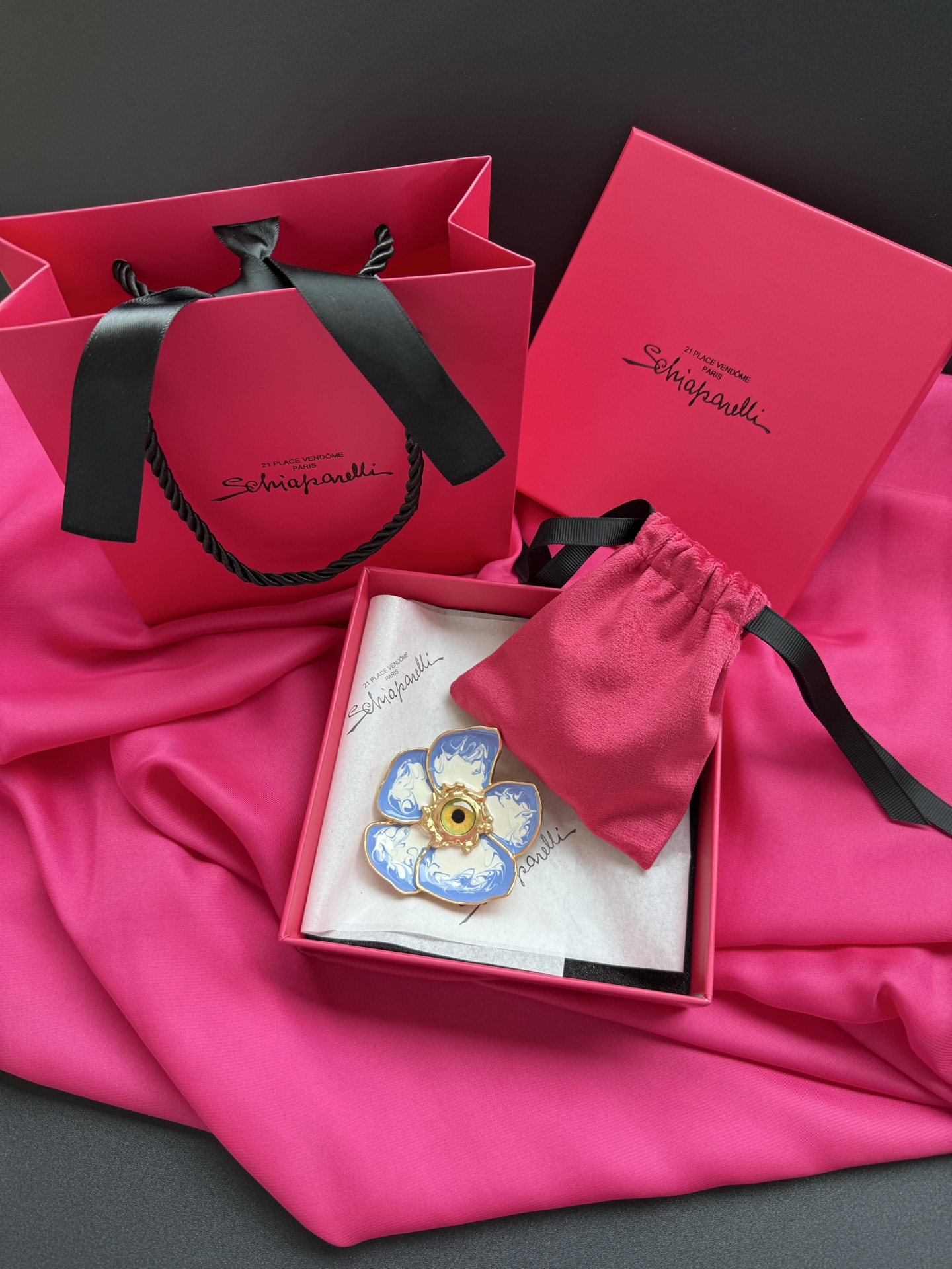 Брошь в виде цветка с глазом Schiaparelli