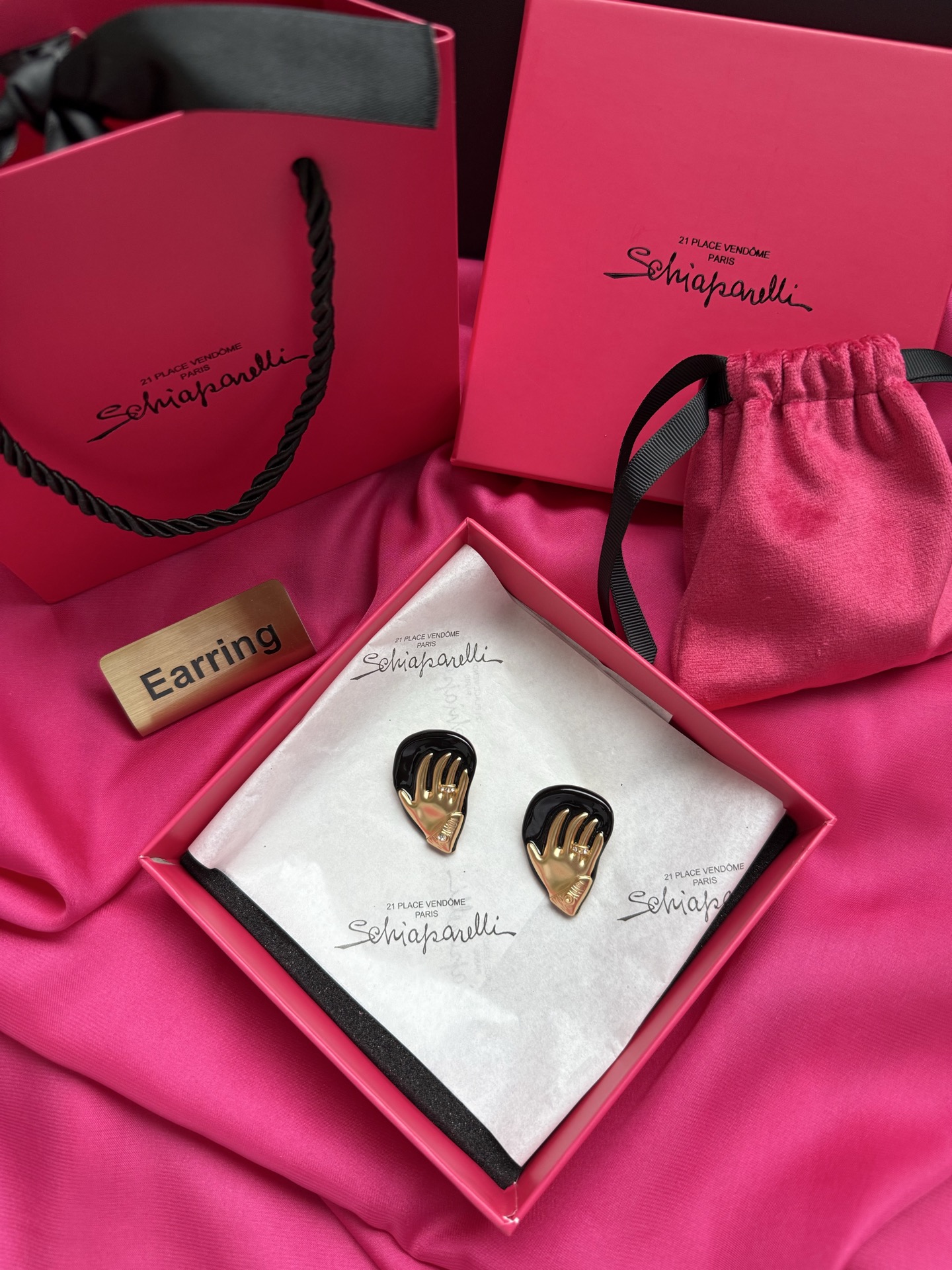 Серьги в виде рук Schiaparelli