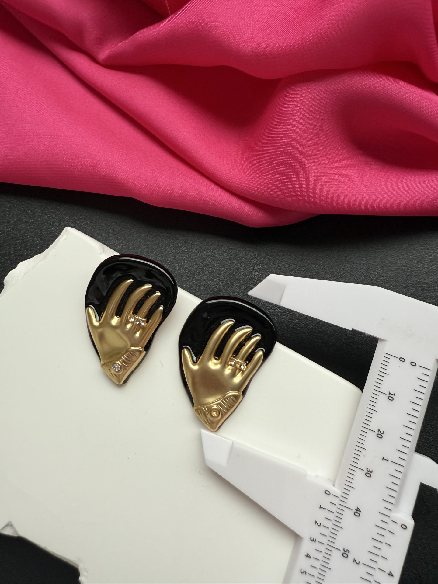 Серьги в виде рук Schiaparelli