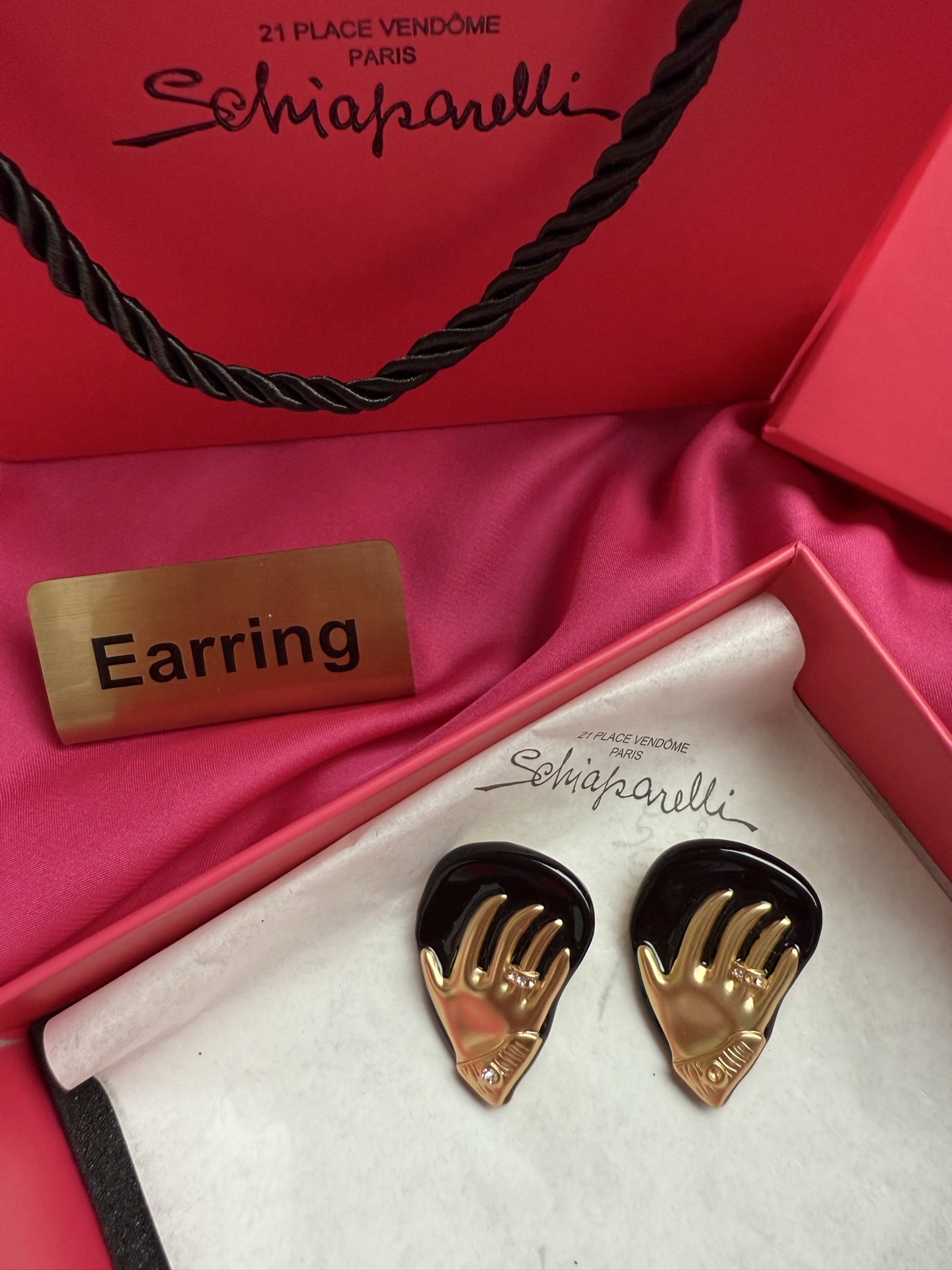 Серьги в виде рук Schiaparelli