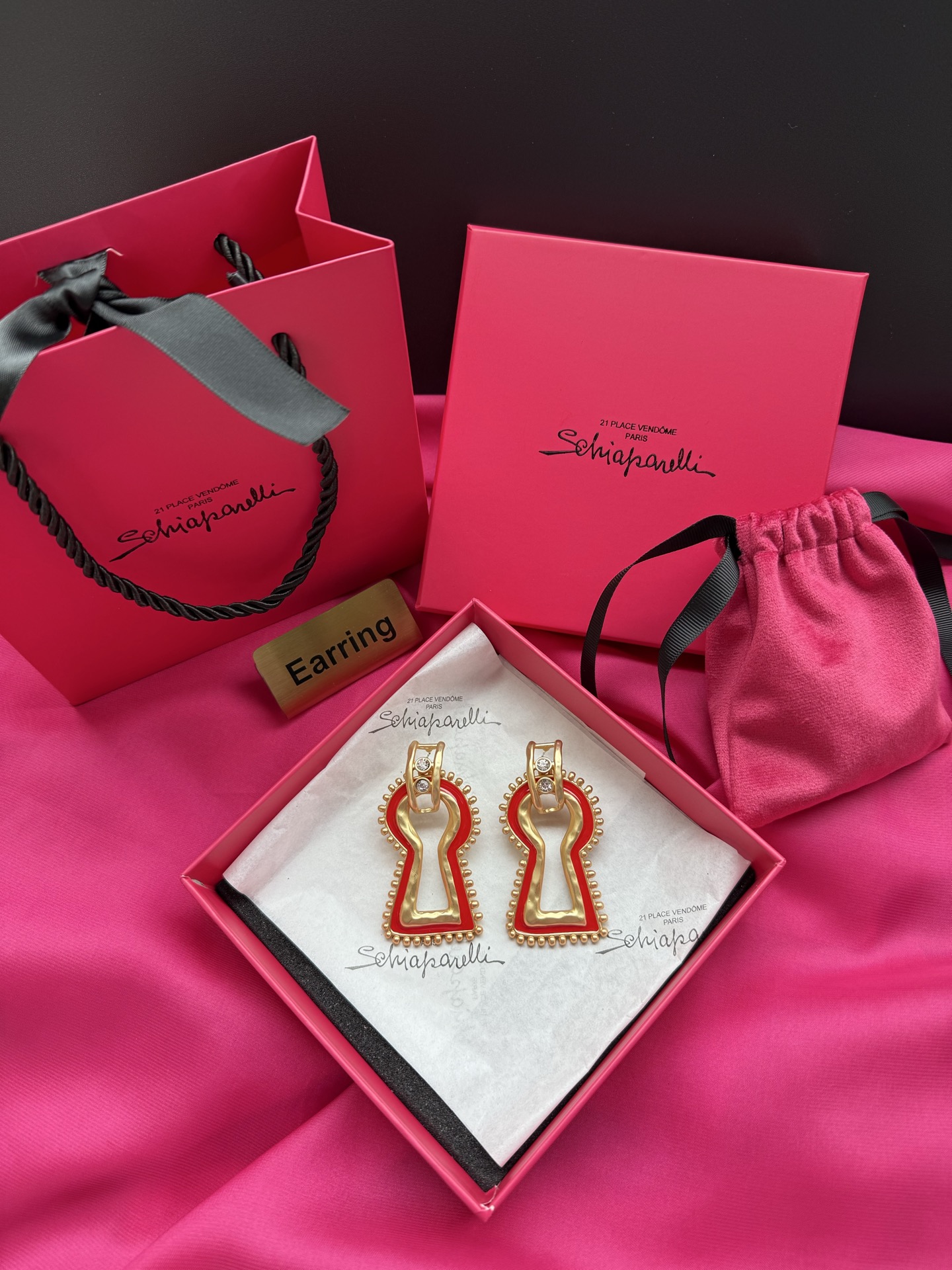 Серьги Schiaparelli с золотым покрытием и красной эмалью