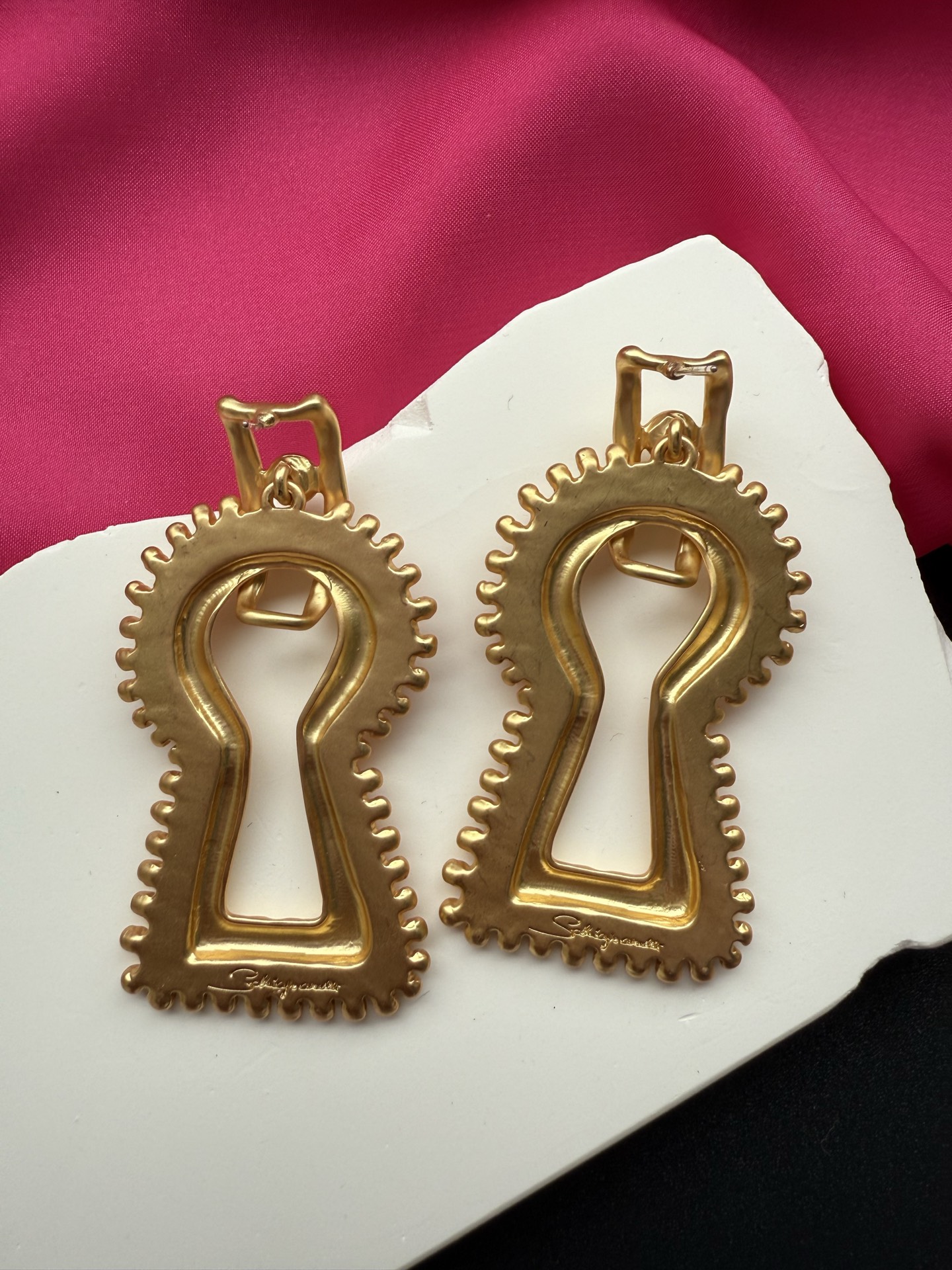 Серьги Schiaparelli с золотым покрытием и красной эмалью