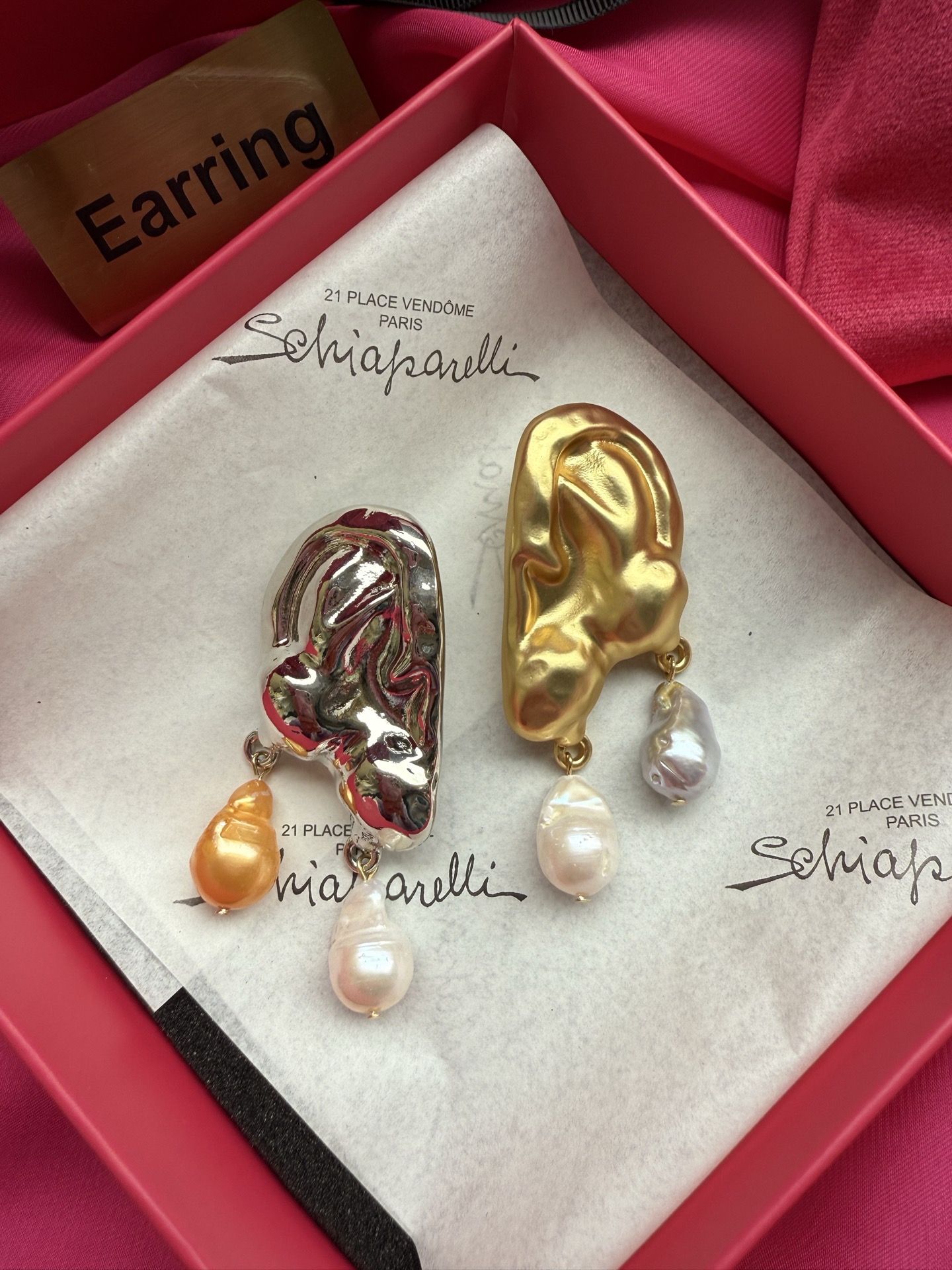 Серьги Schiaparelli в форме уха с жемчугом