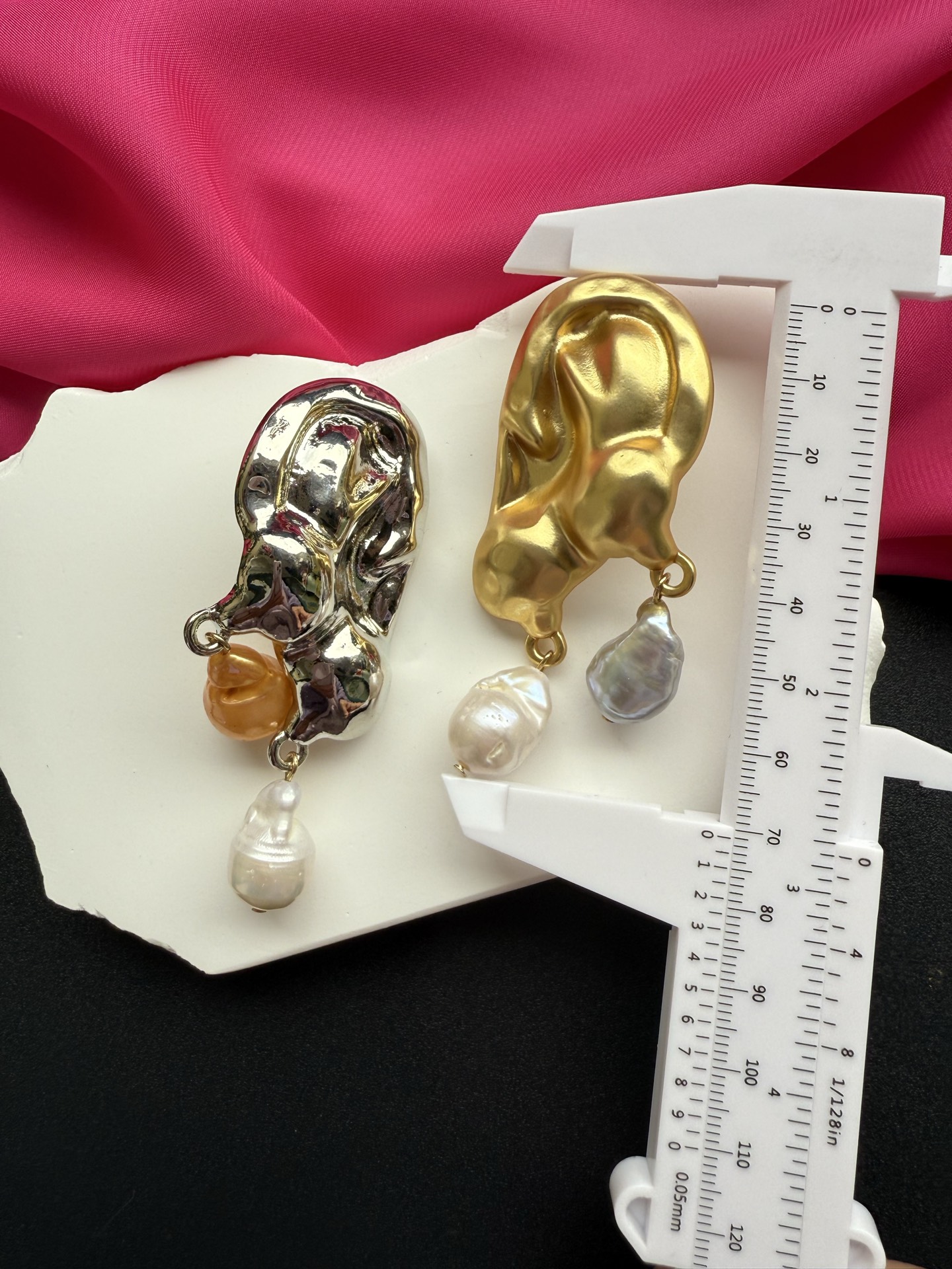 Серьги Schiaparelli в форме уха с жемчугом