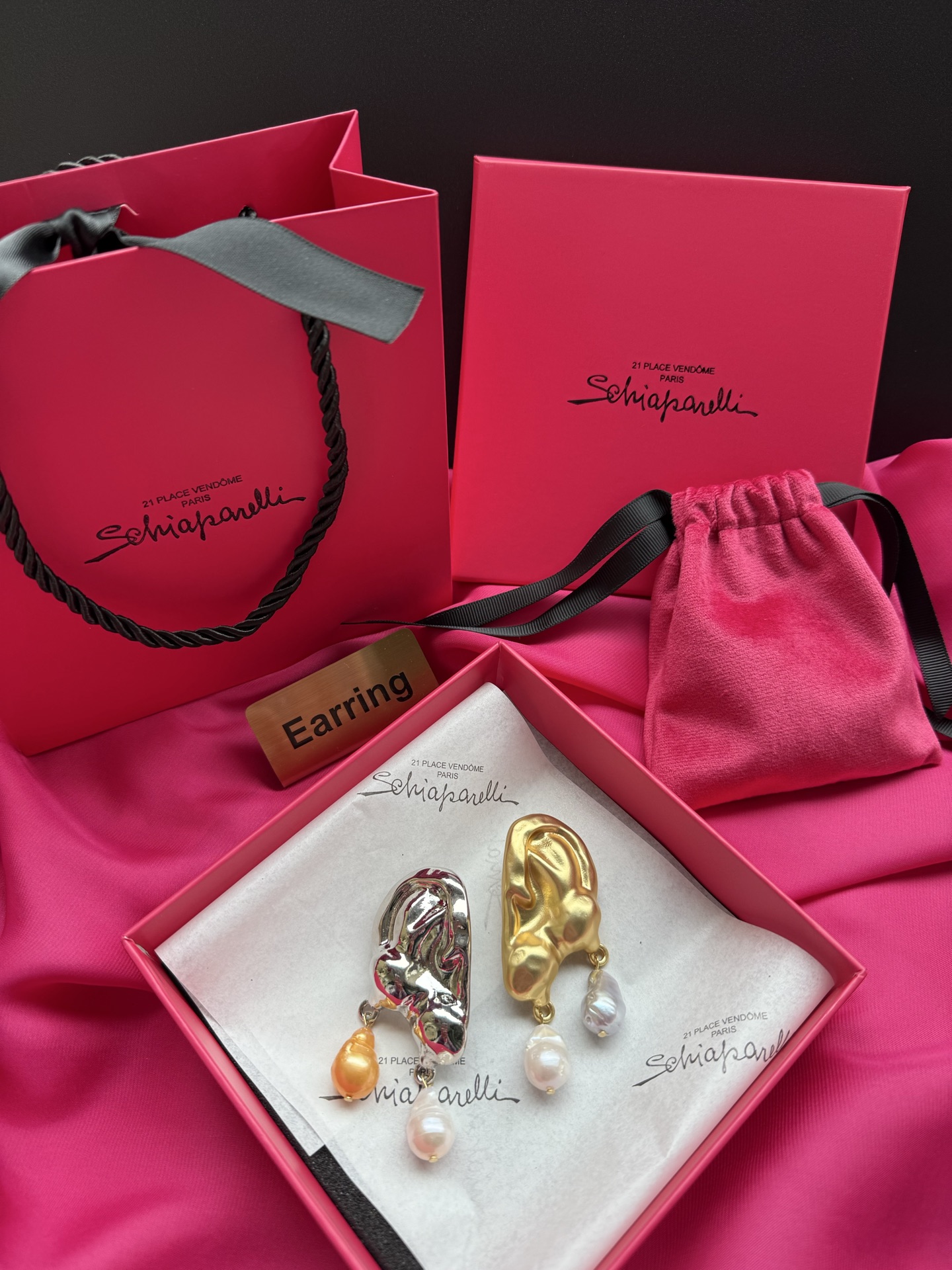 Серьги Schiaparelli в форме уха с жемчугом