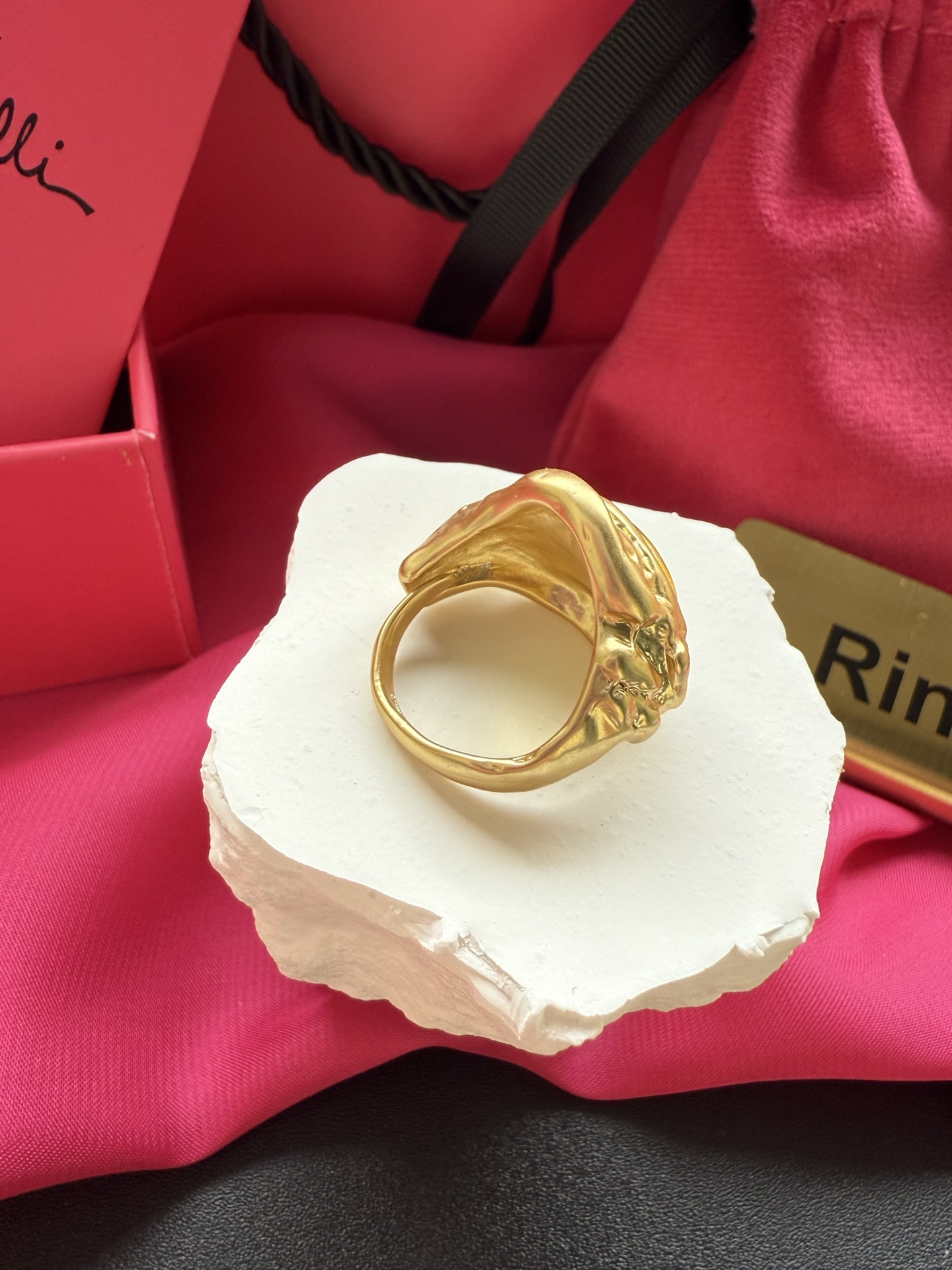Золотистое кольцо с черным камнем Schiaparelli