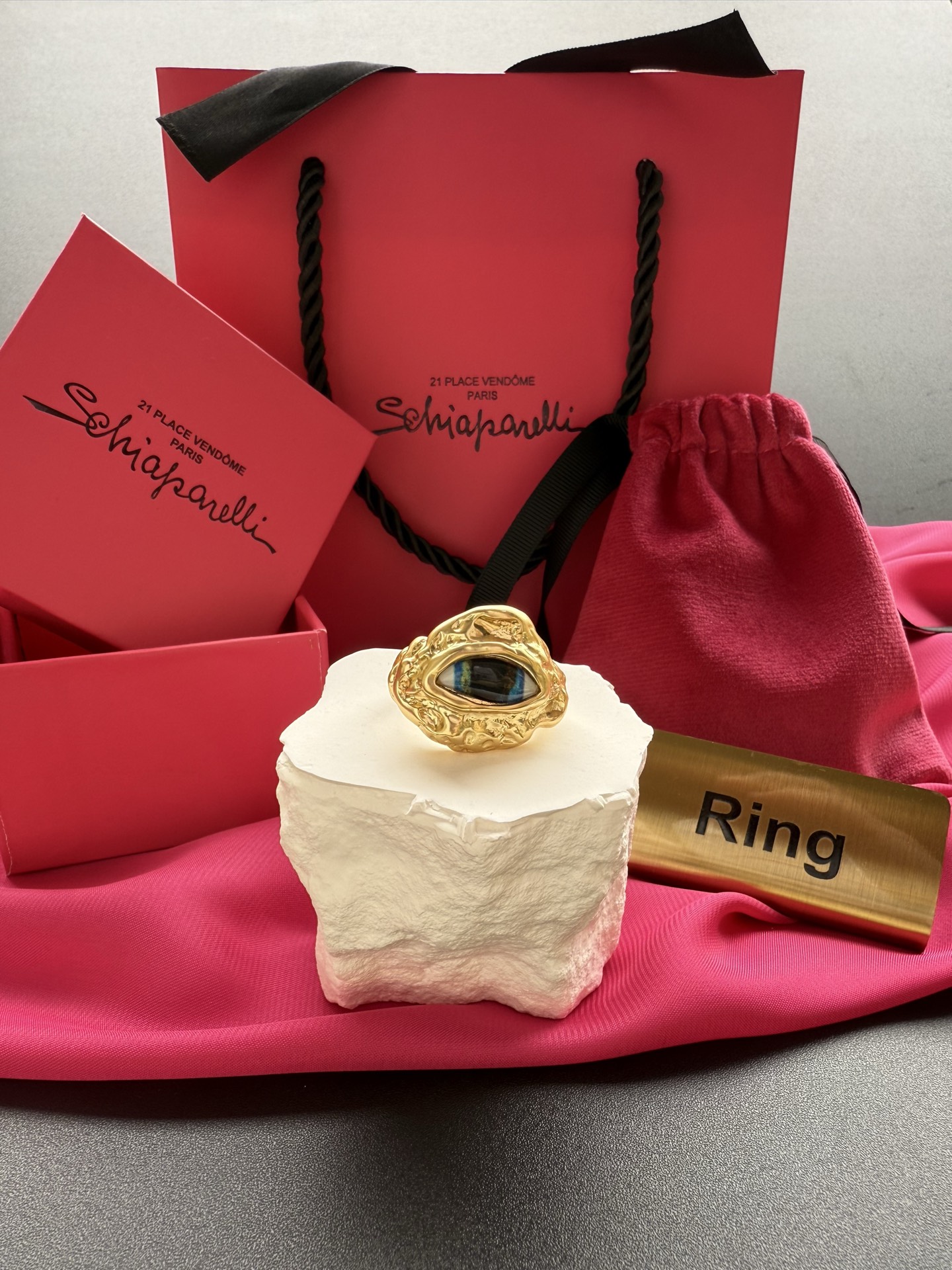 Золотистое кольцо с черным камнем Schiaparelli