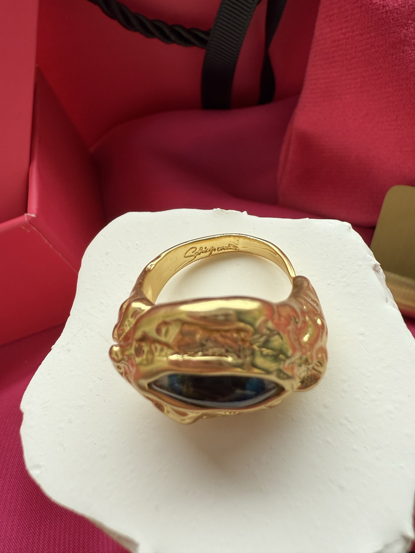 Золотистое кольцо с черным камнем Schiaparelli