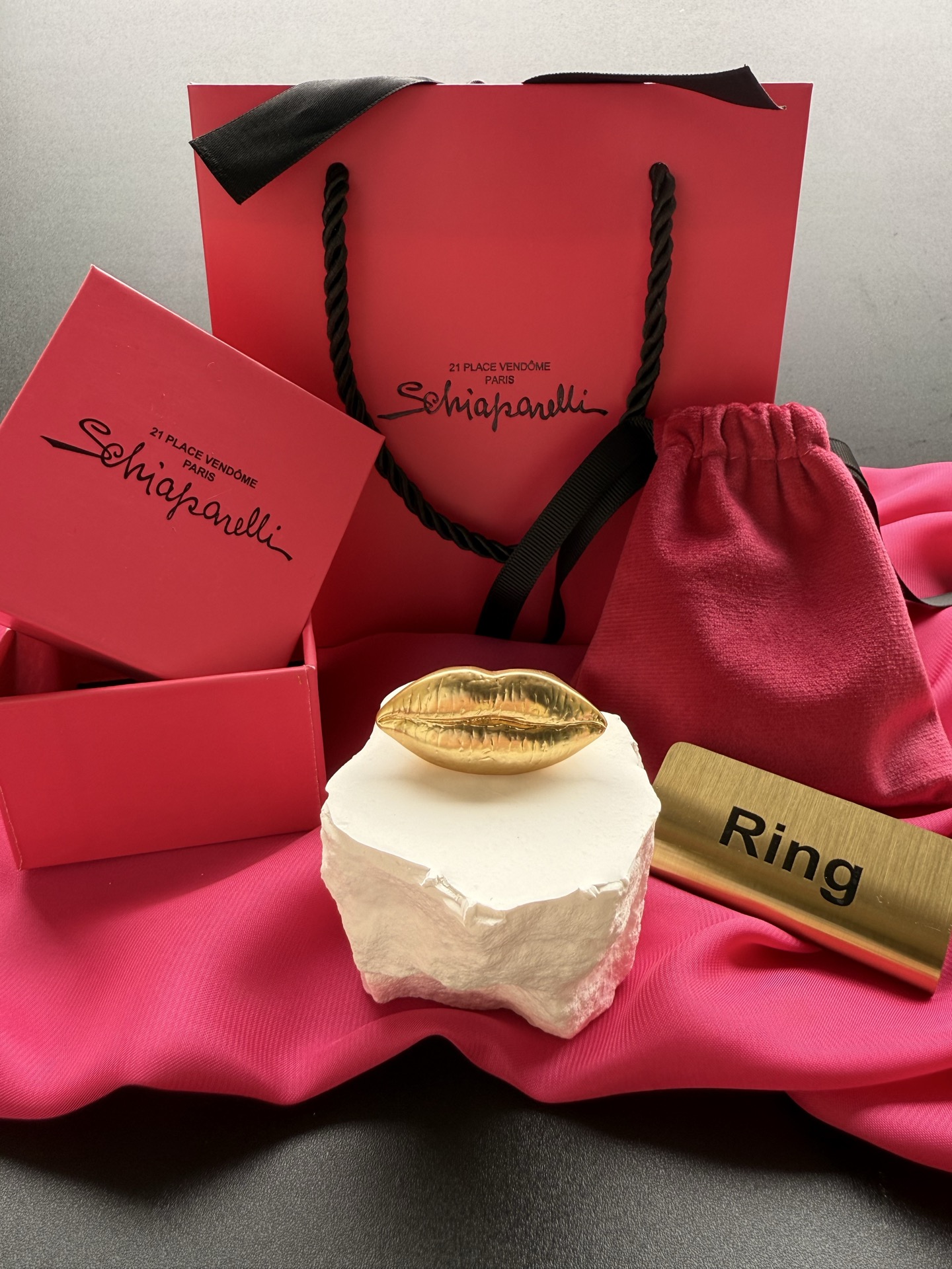 Золотистое кольцо в форме губ Schiaparelli