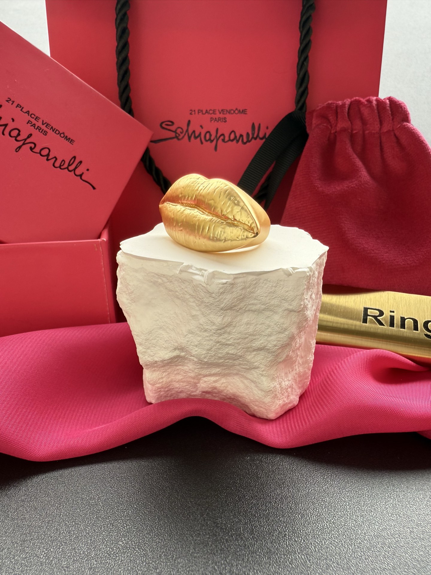 Золотистое кольцо в форме губ Schiaparelli