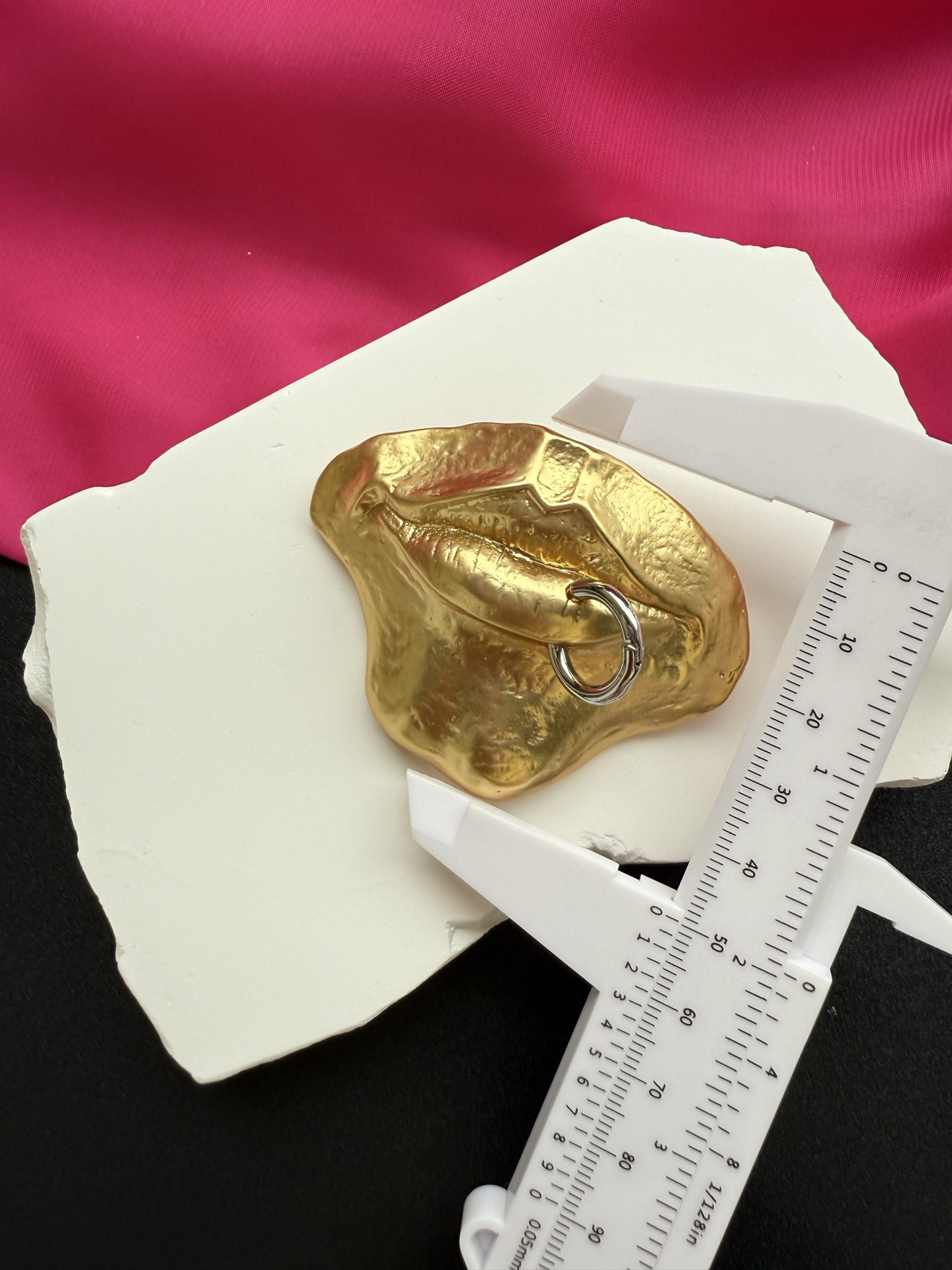 Брошь Schiaparelli в виде губ