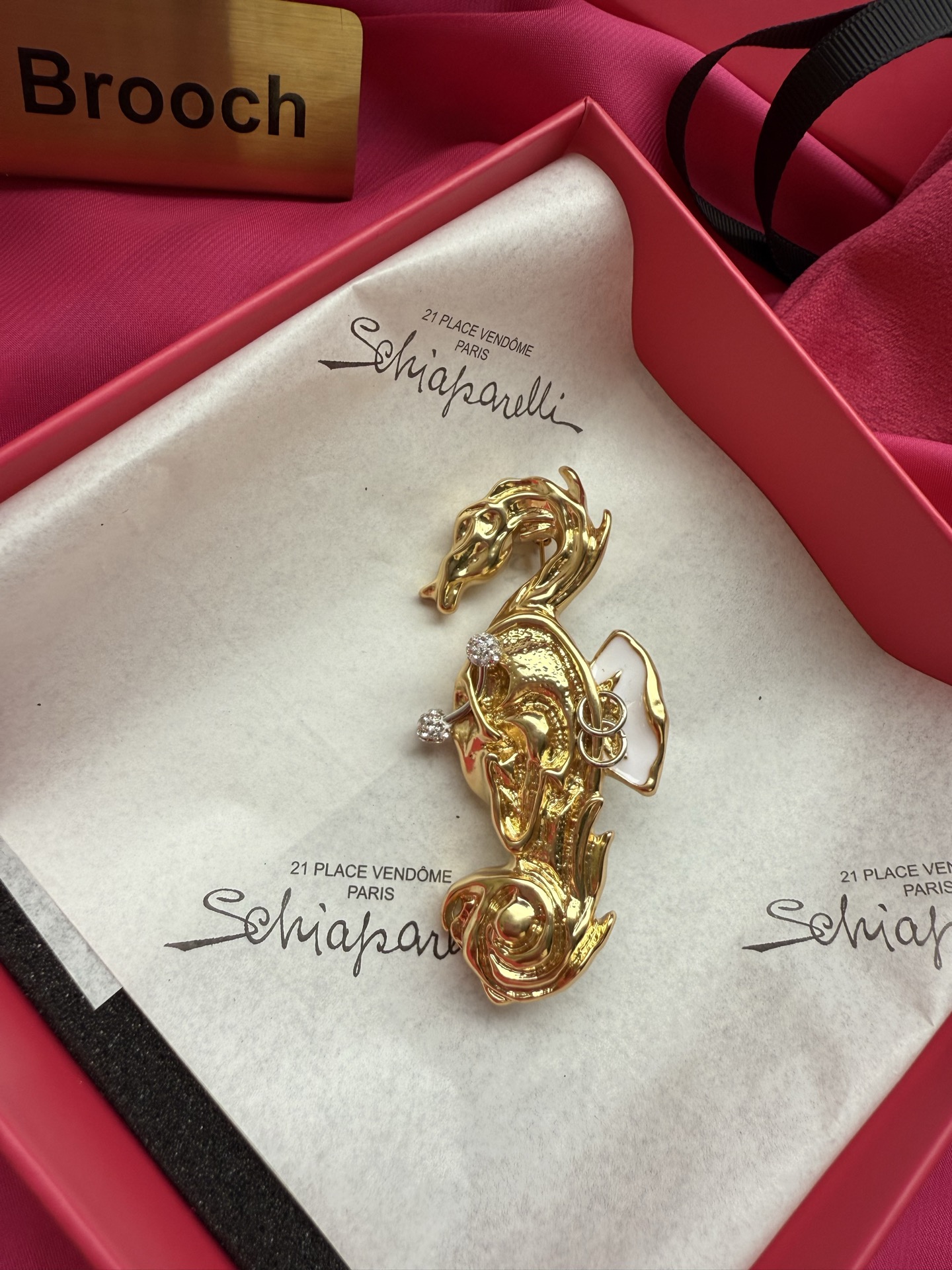 Брошь Schiaparelli в виде скульптуры