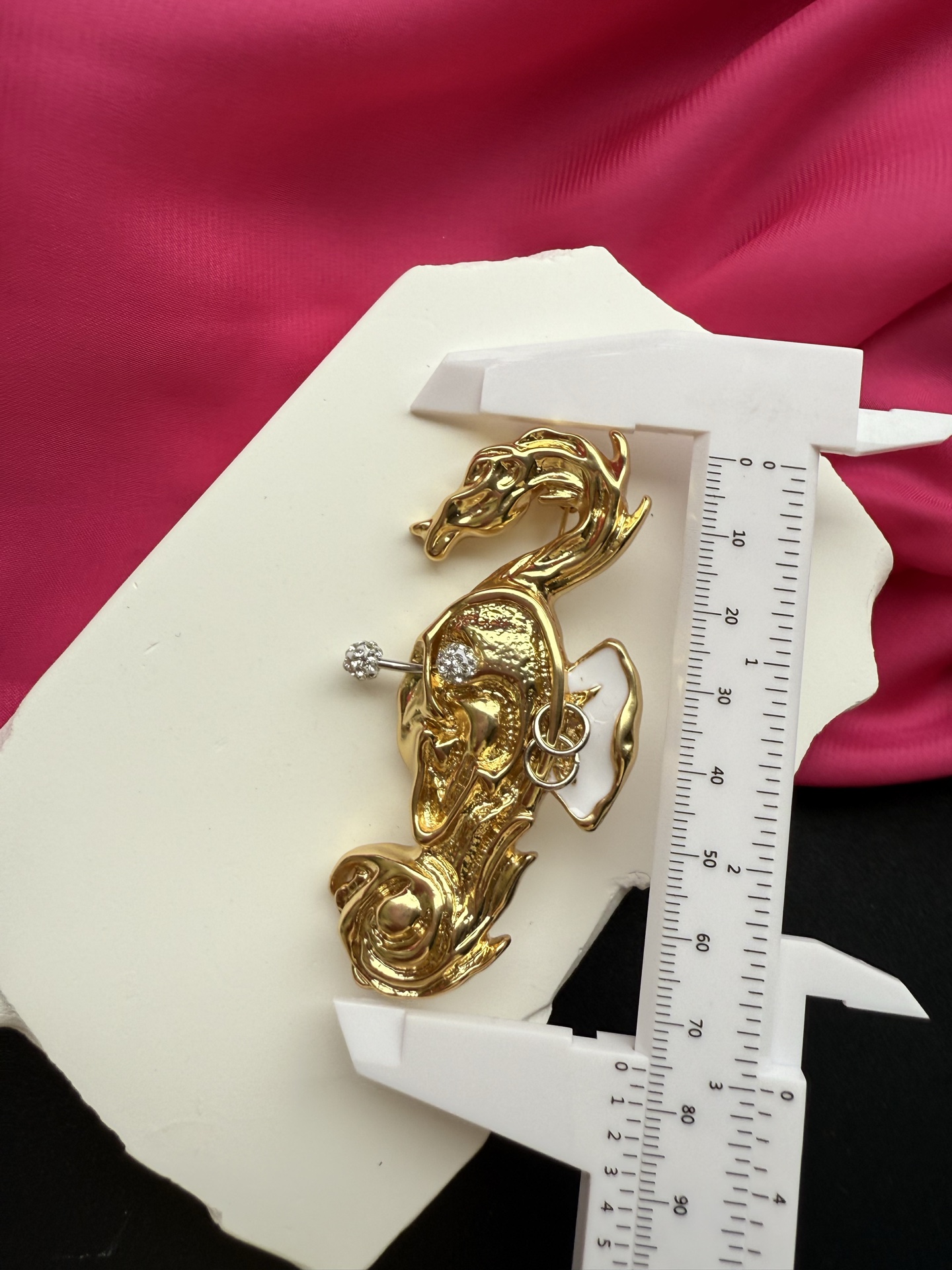 Брошь Schiaparelli в виде скульптуры