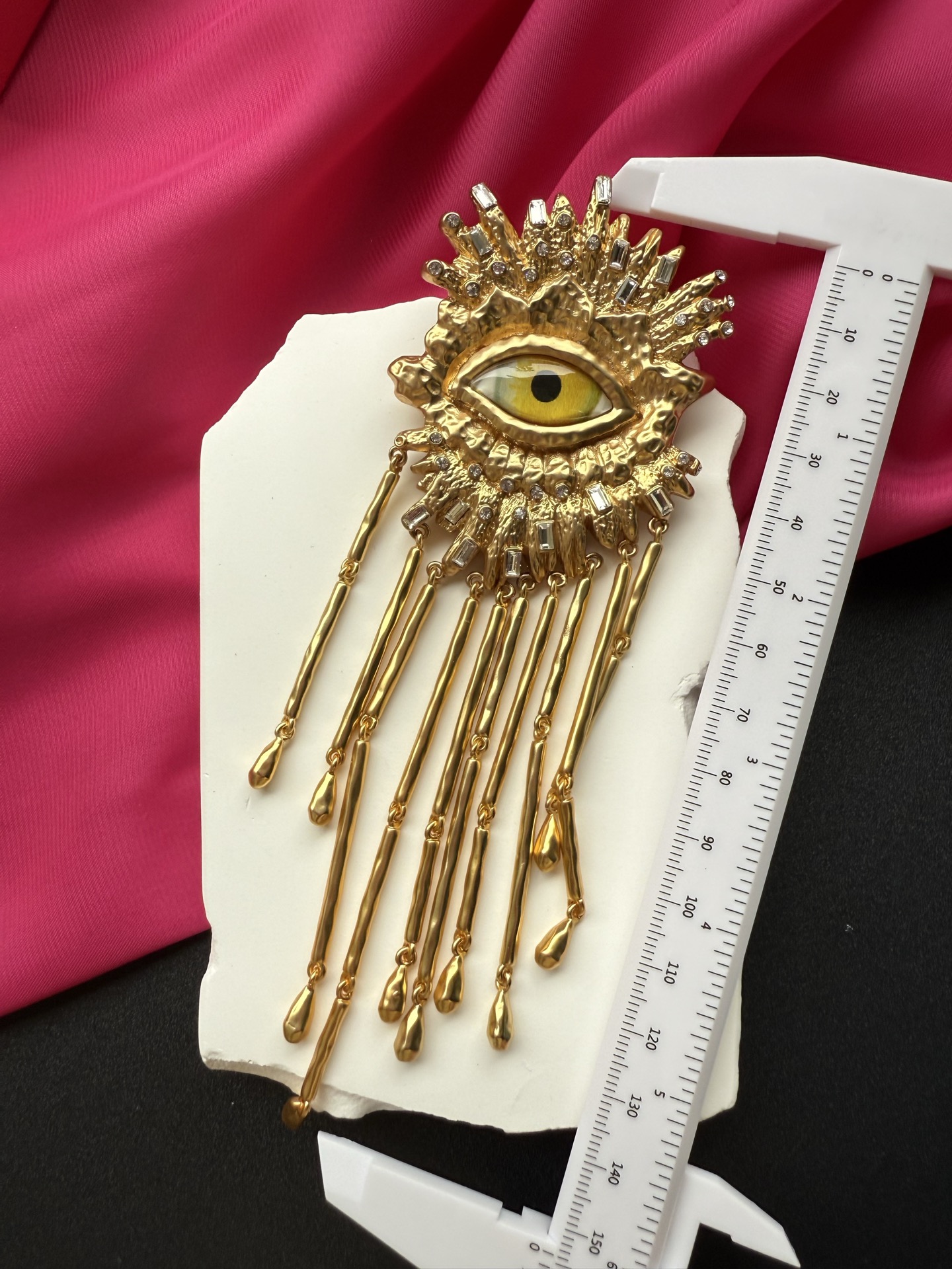 Брошь Schiaparelli в виде глаза